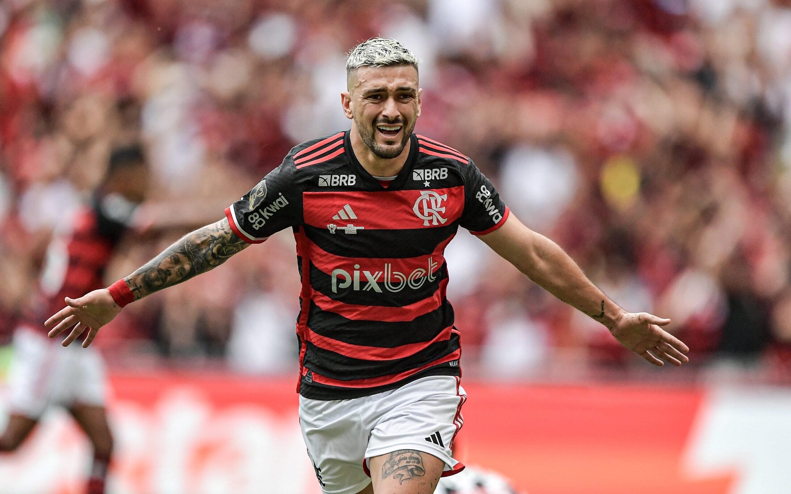 Arrascaeta reforça blindagem ao elenco do Flamengo: “Sempre tentam…”