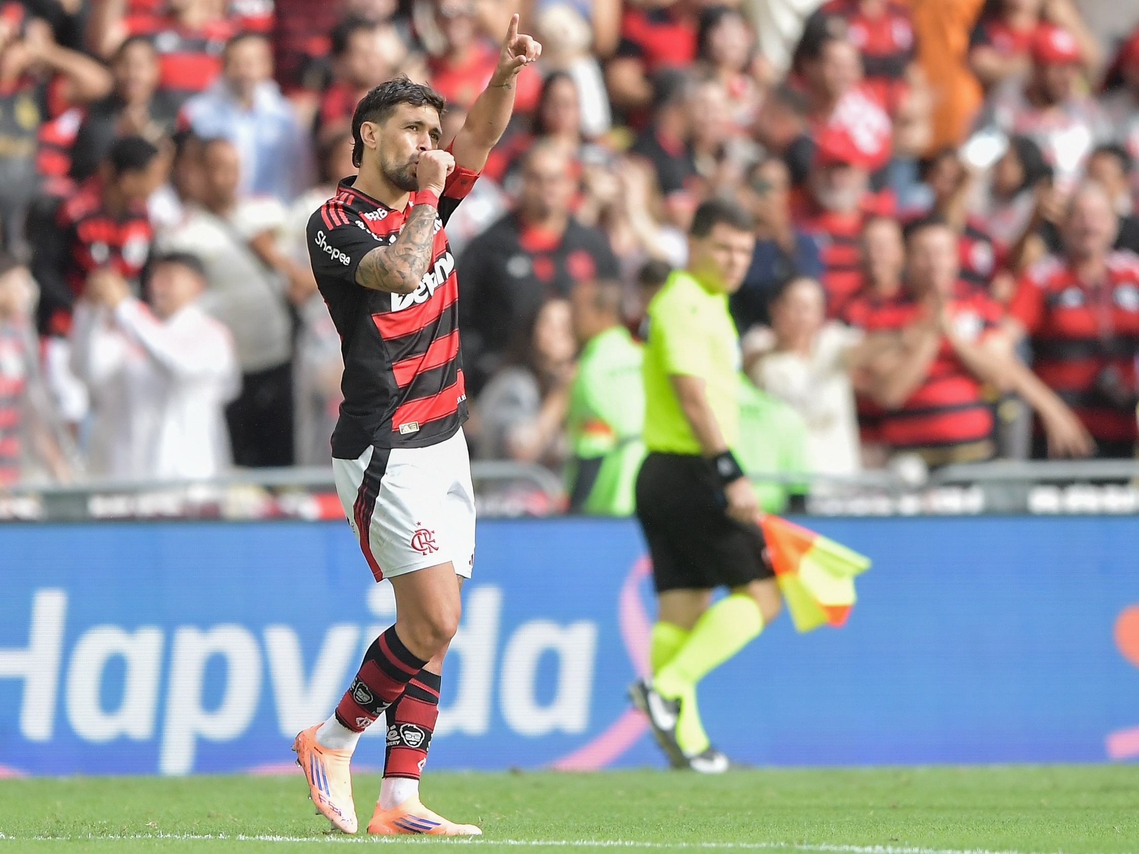 Arrascaeta sofre tentativa de assalto, Léo Ortiz inicia tratamento e Filipe Luís critica presença de observadores no Ninho