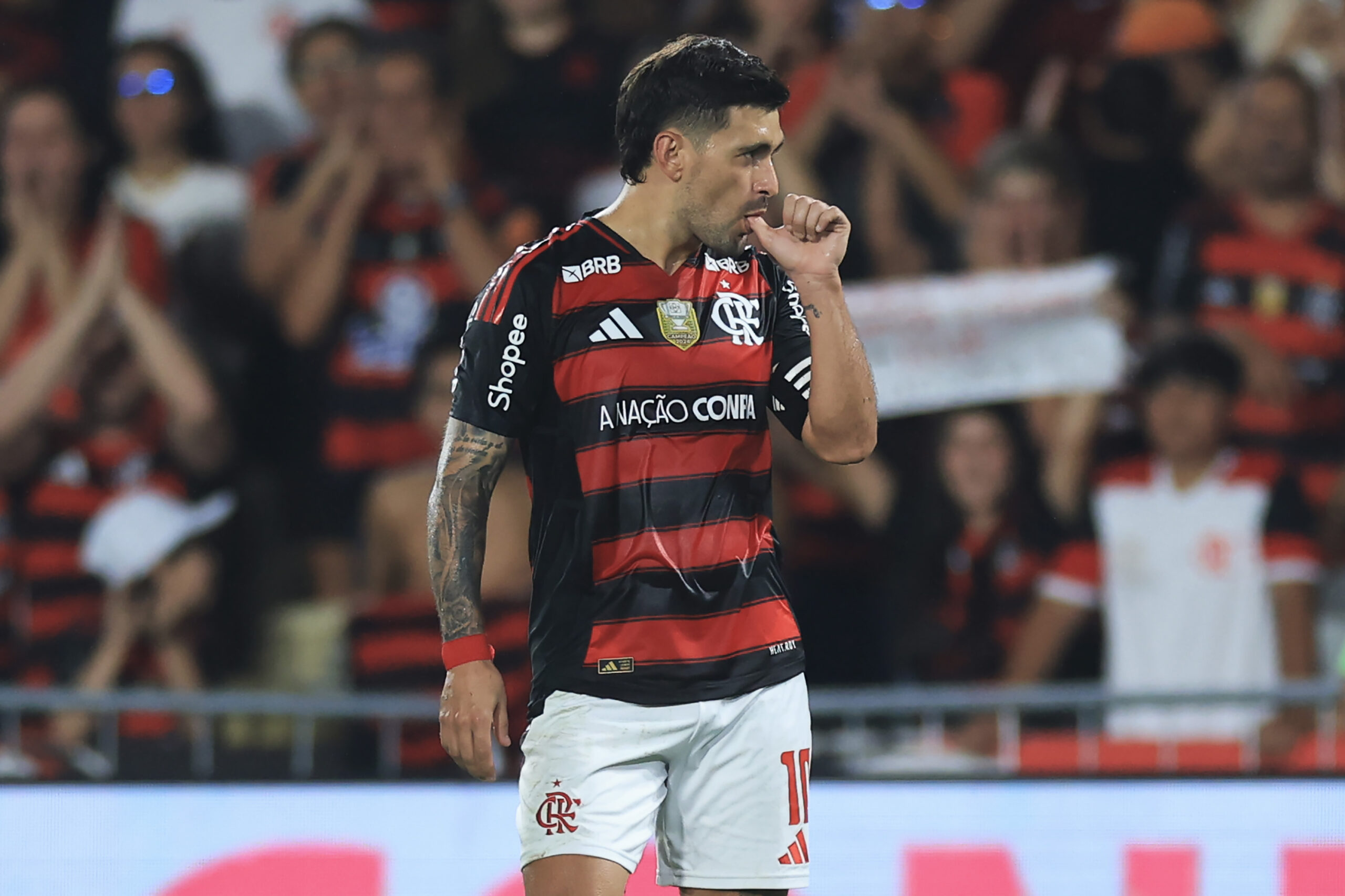 Arrascaeta sonha em entrar no Maracanã com o filho e fala da confeitaria