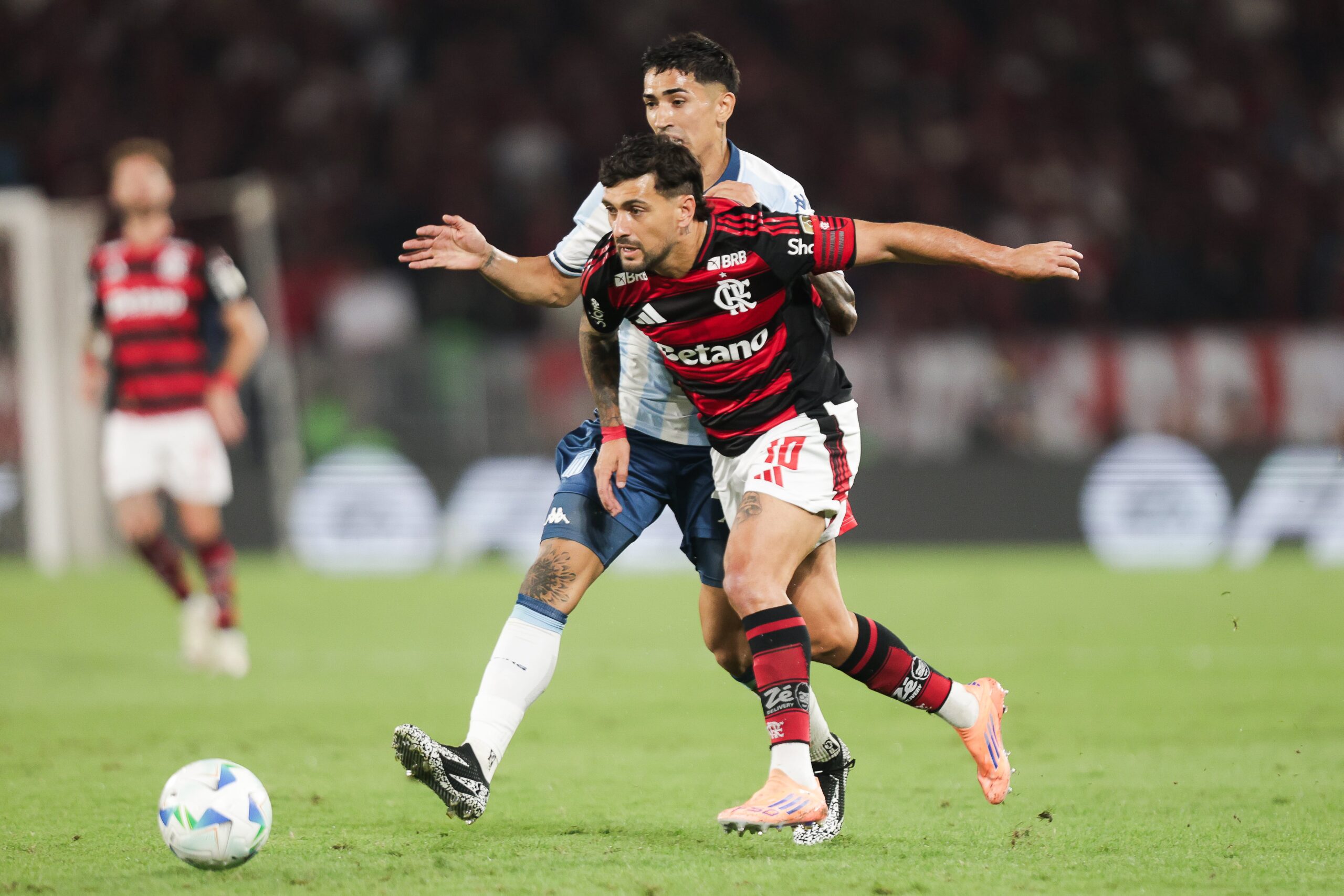 Cartazes contra Marcos Rojo agitam Avellaneda antes de Racing x Flamengo