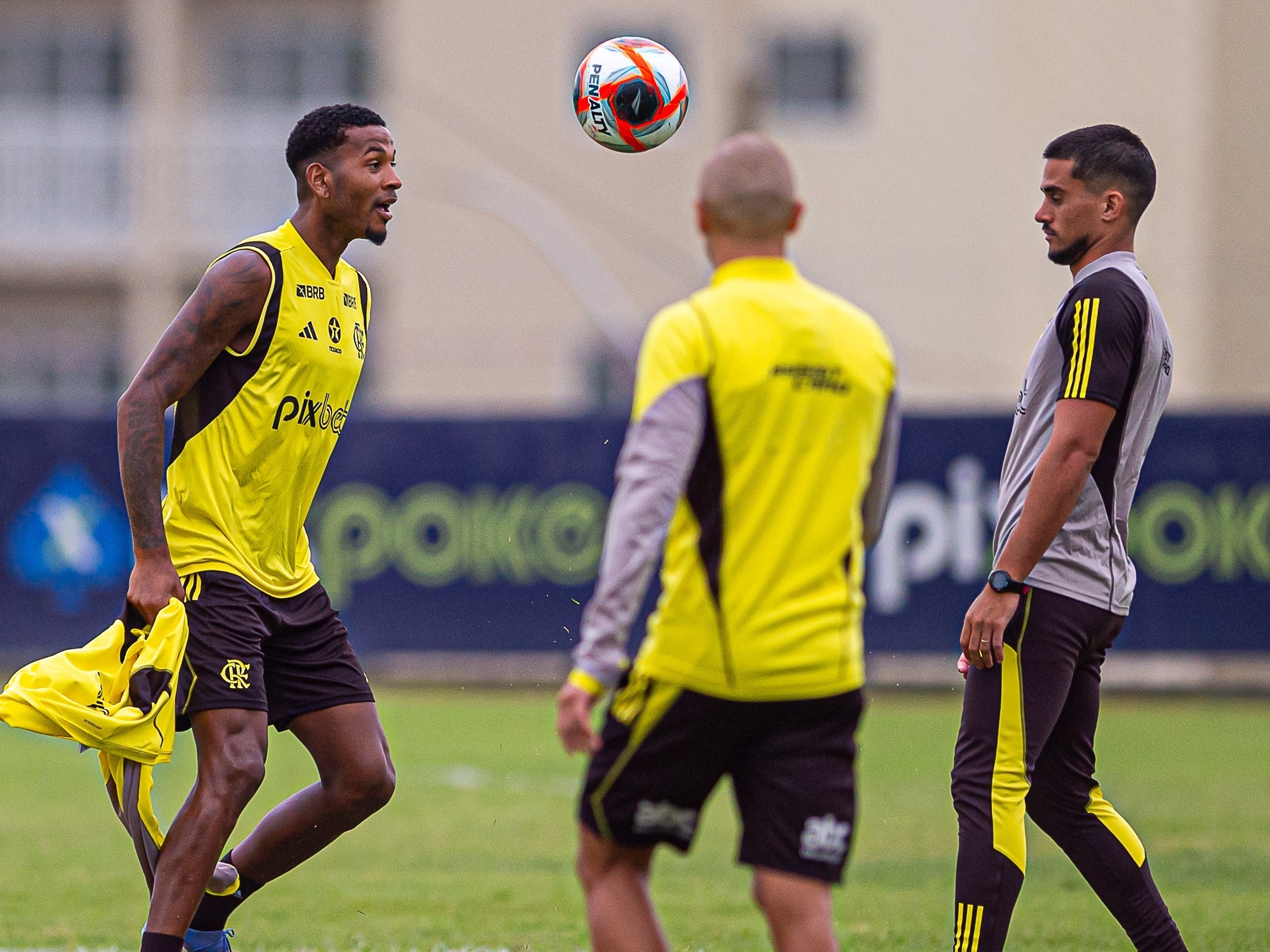 Cleiton perto do Wolfsburg? Zagueiro do Flamengo entra no radar da Bundesliga