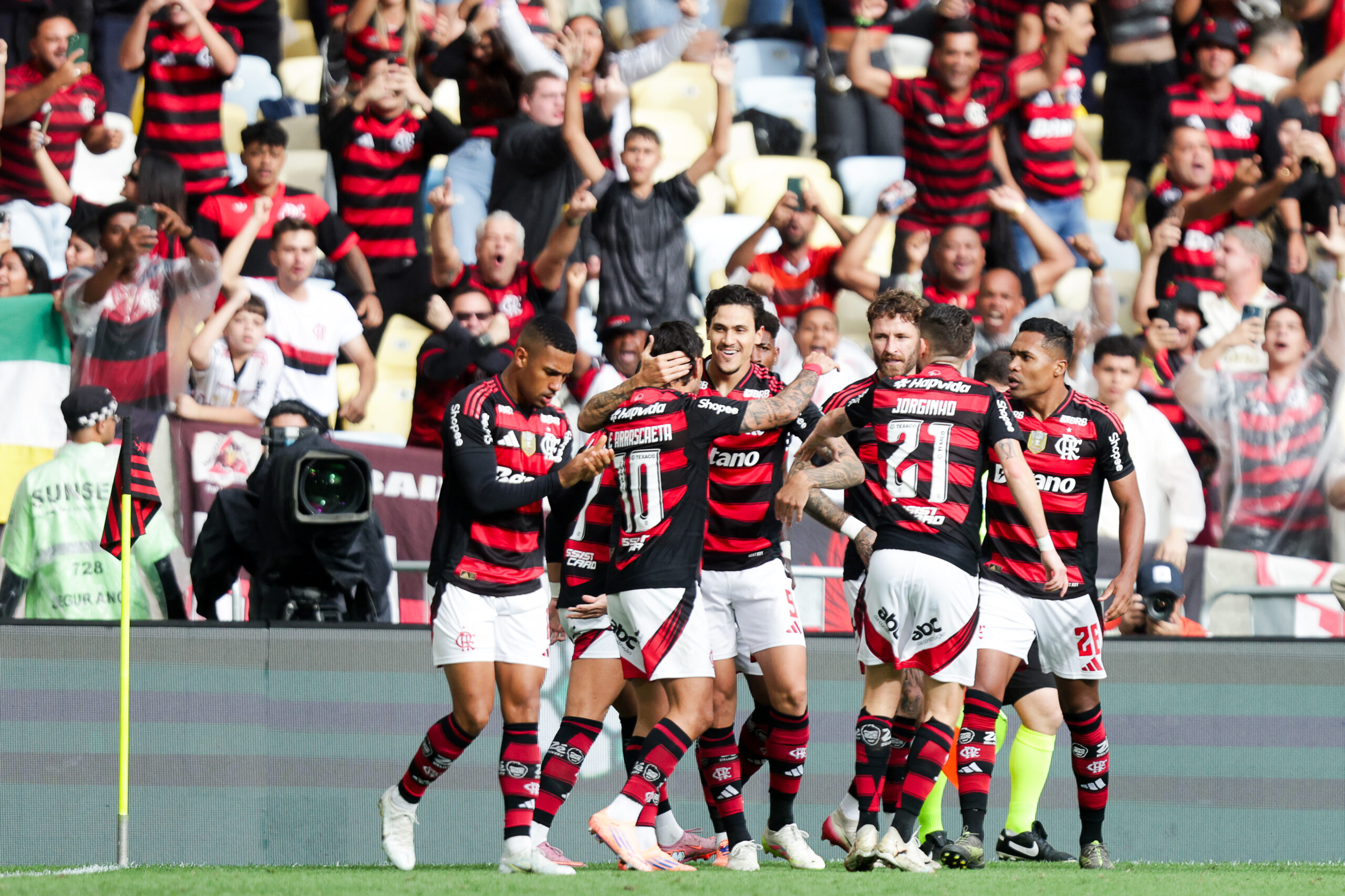 Clima quente em Avellaneda: Flamengo provoca Racing e rival é multado por foguetório