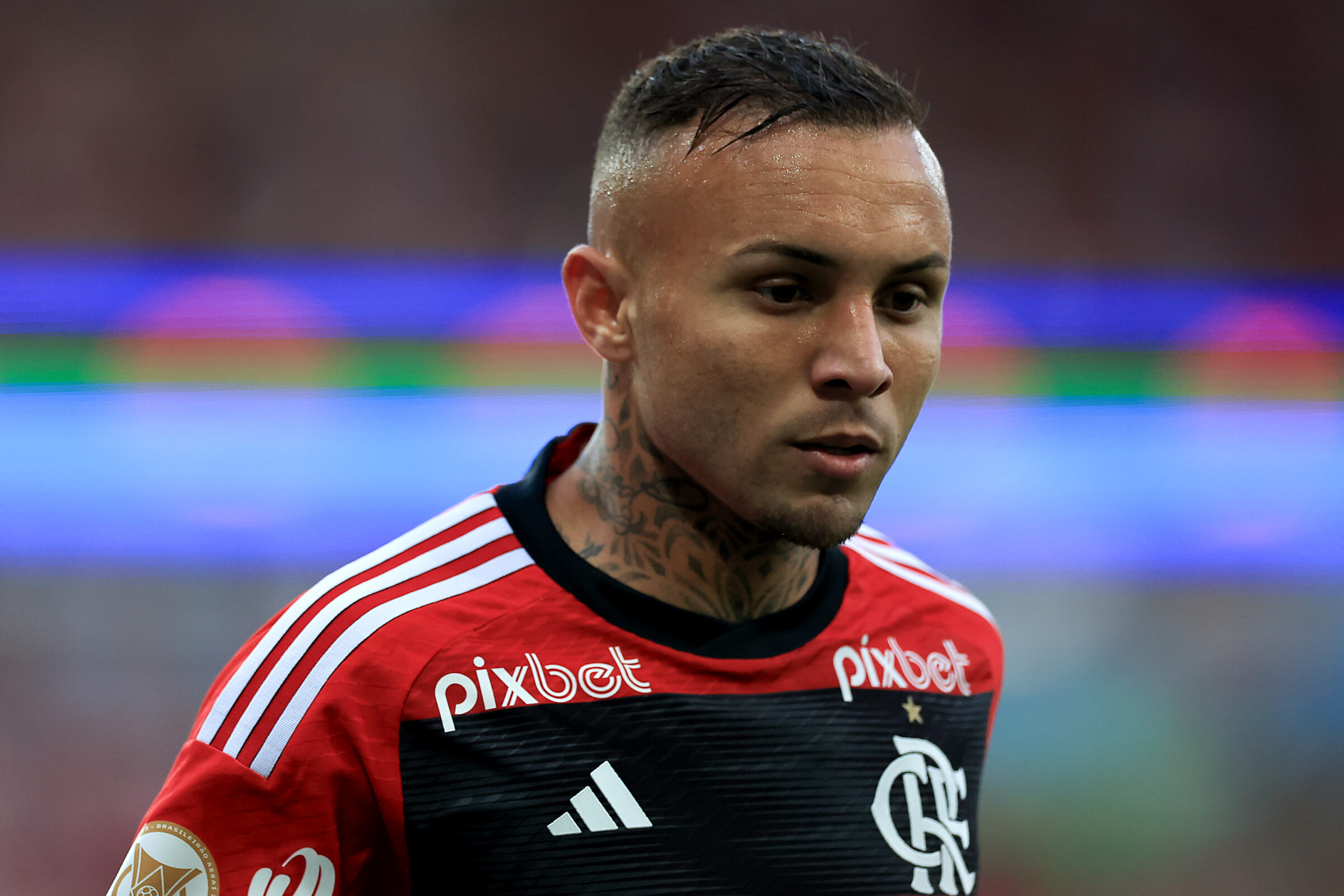 Everton Cebolinha é substituído aos 19 minutos e gera preocupação no Flamengo