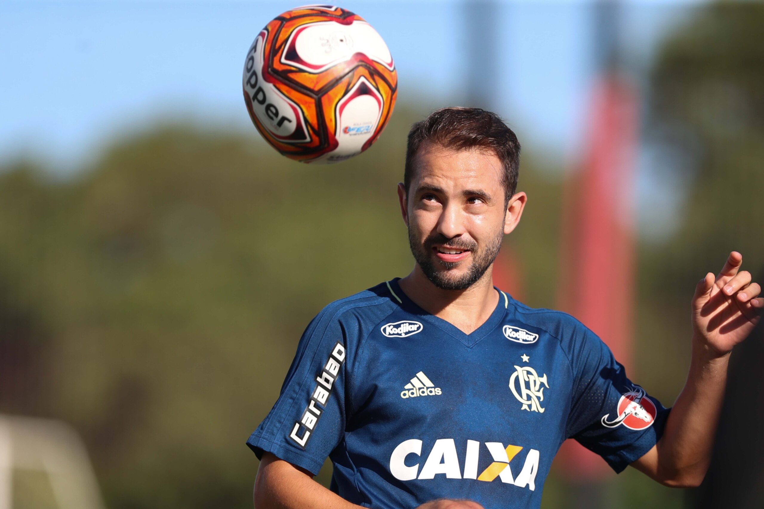 Everton Ribeiro recebe apoio de Filipe Luís antes de cirurgia e fala sobre momento delicado