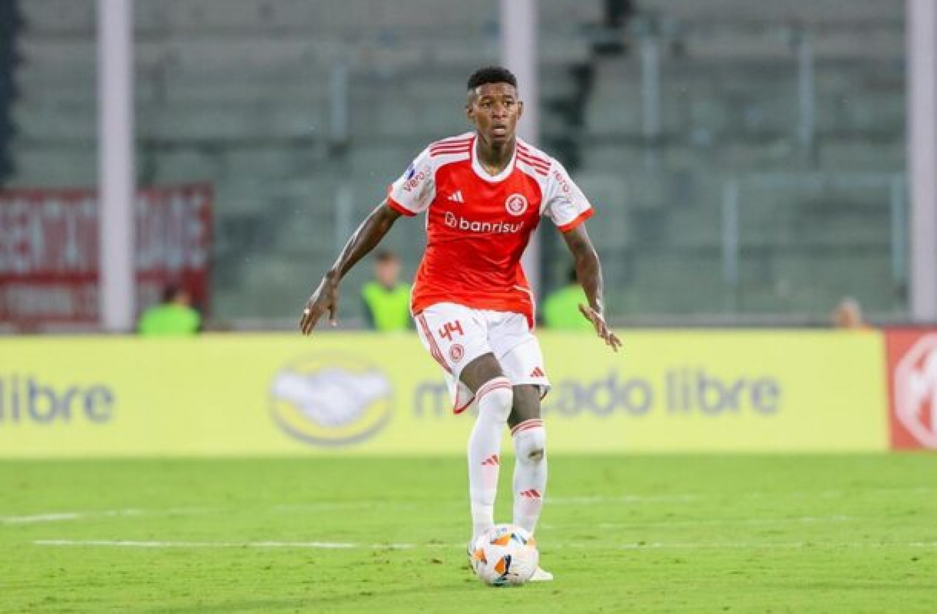 Flamengo define perfil de zagueiro para 2026 e monitora Vitão; Nino é alternativa cara