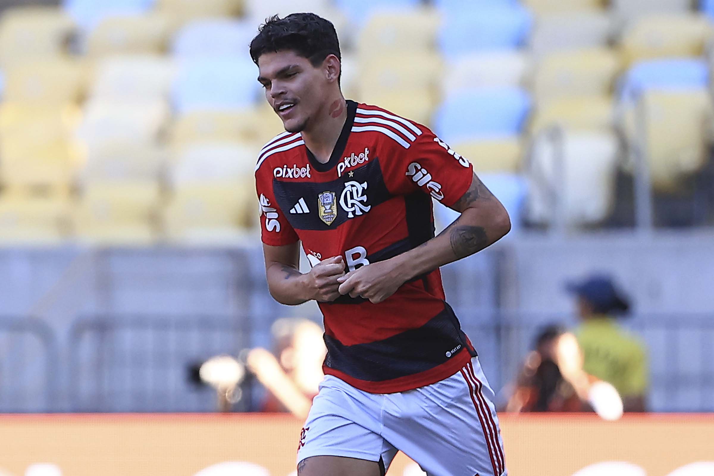 Flamengo pode negociar Ayrton Lucas e reduzir opções na lateral-esquerda para 2026