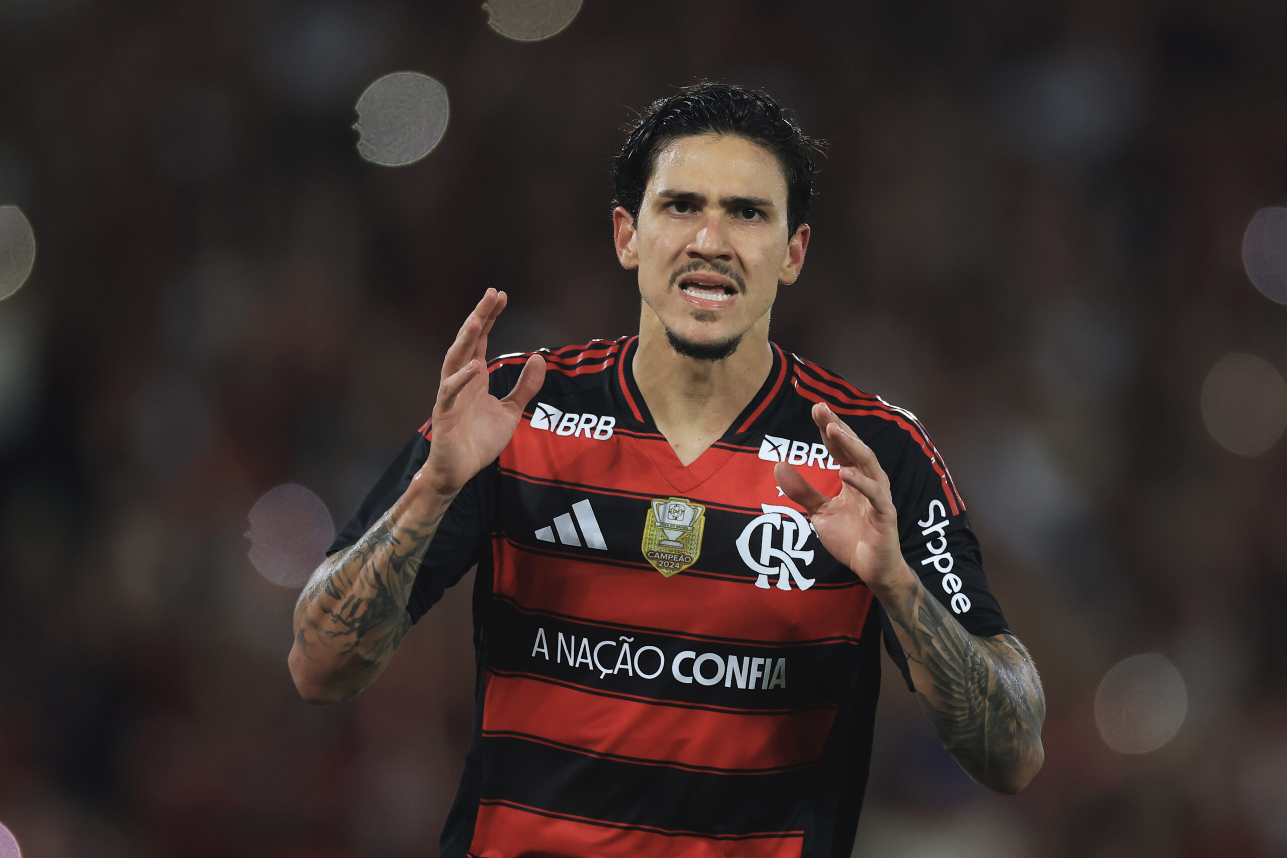 Juninho ganha força como centroavante do Flamengo e pressiona Filipe Luís por vaga