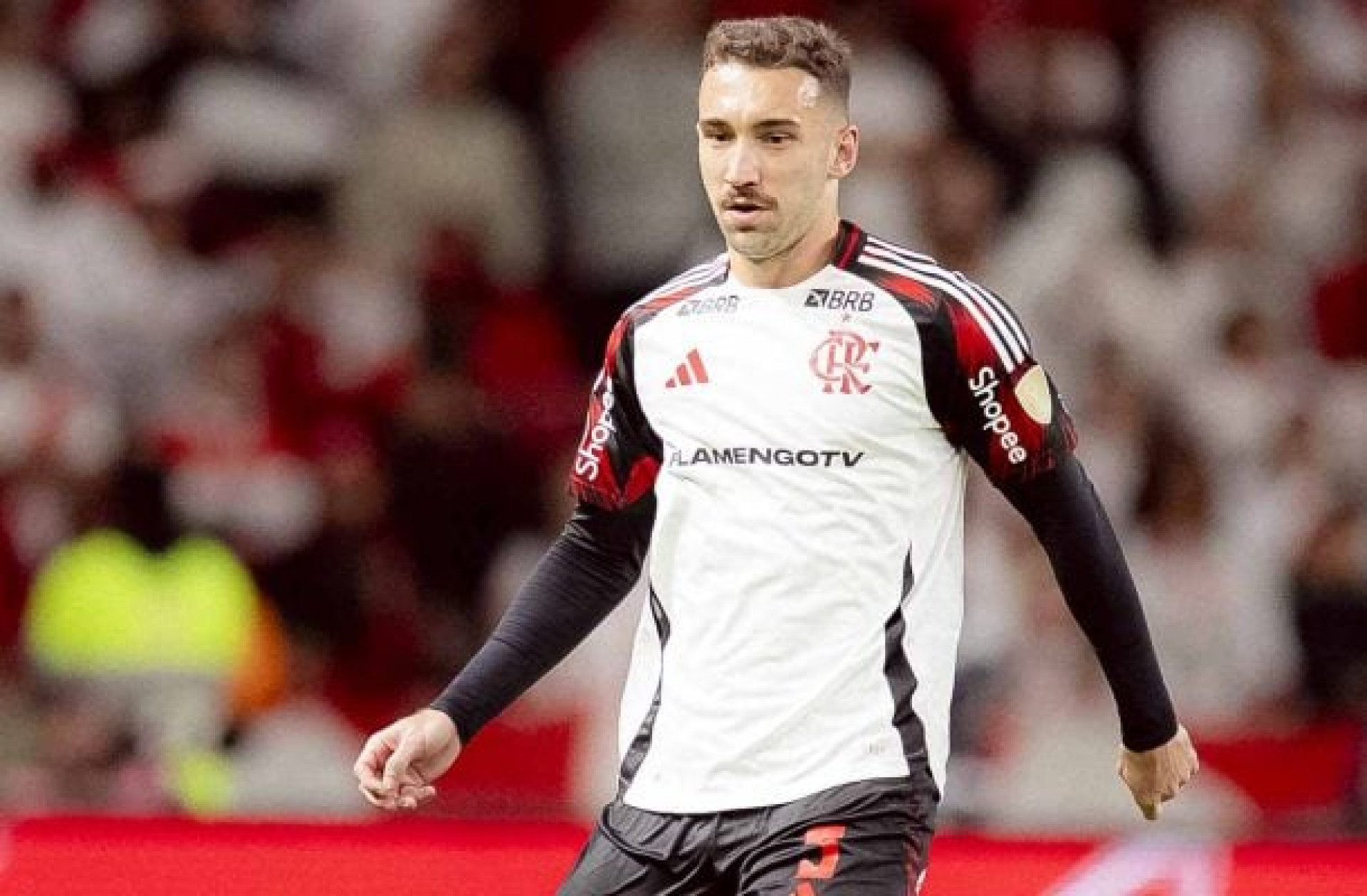 Léo Pereira e Léo Ortiz entre os 10 melhores do mundo em saída de bola, aponta estudo