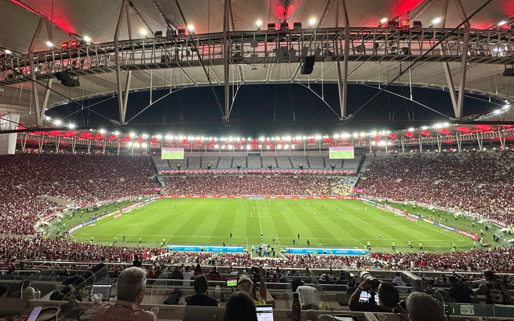 Maracanã em ação: manutenção do gramado e leilão de 49 camarotes agitam reta final do Flamengo