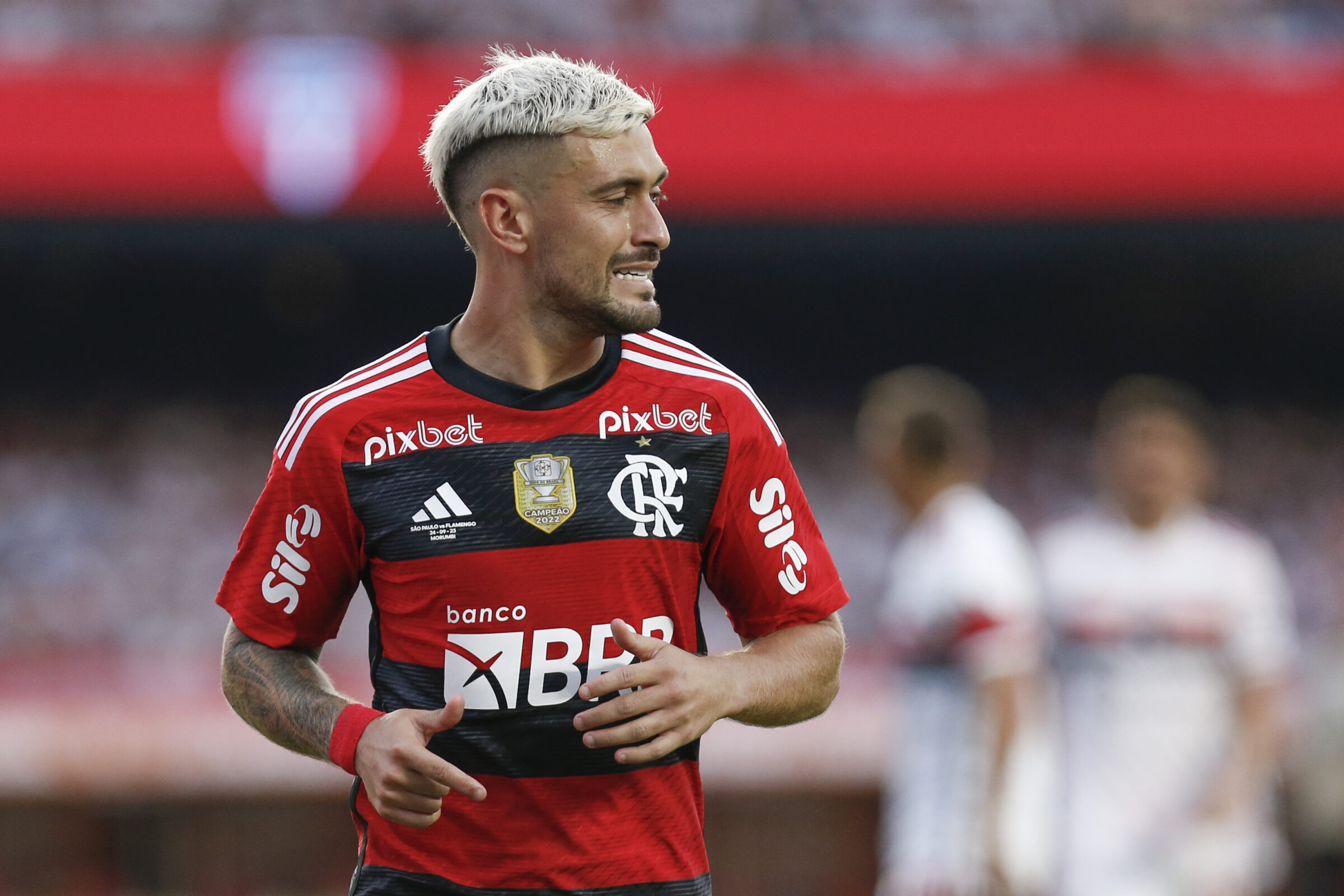 Matías Viña é dúvida no Flamengo; retorno será gradual e previsto para pré-temporada de 2026