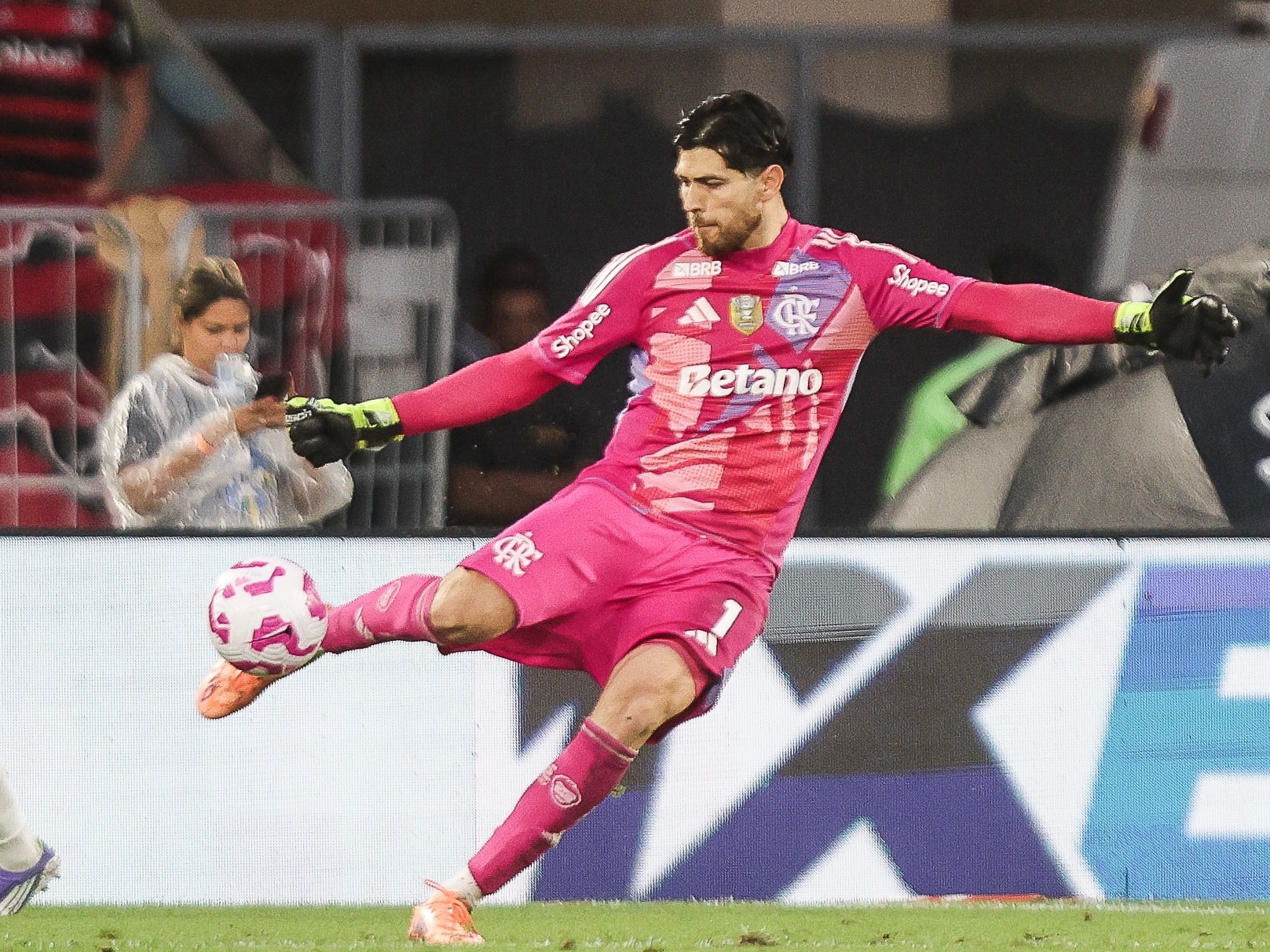 Rossi detalha defesa decisiva no Maracanã e mantém Flamengo confiante para a volta