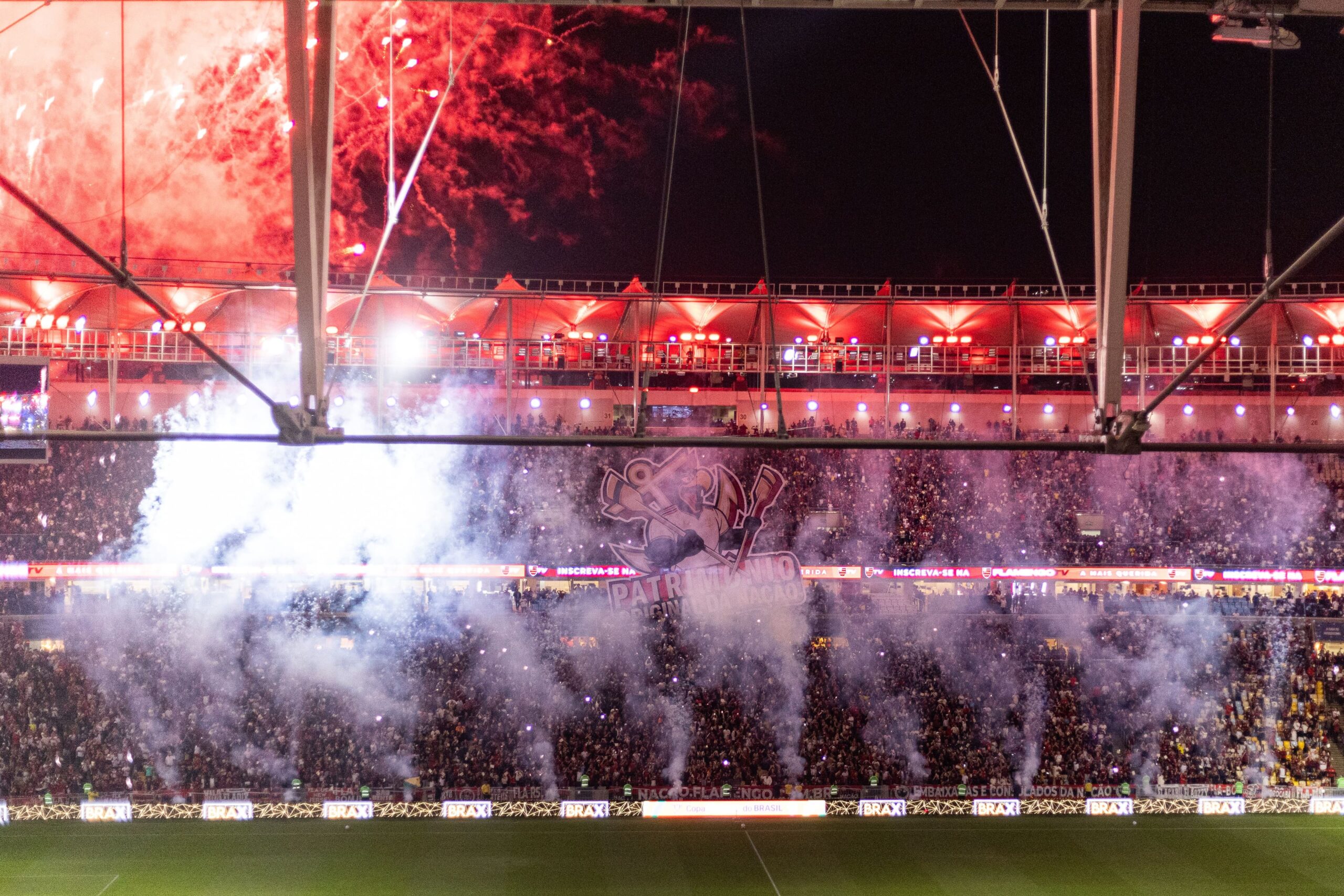 Torcida do Flamengo faz protesto pacífico na sede da CBF e lança pressão digital por arbitragem justa