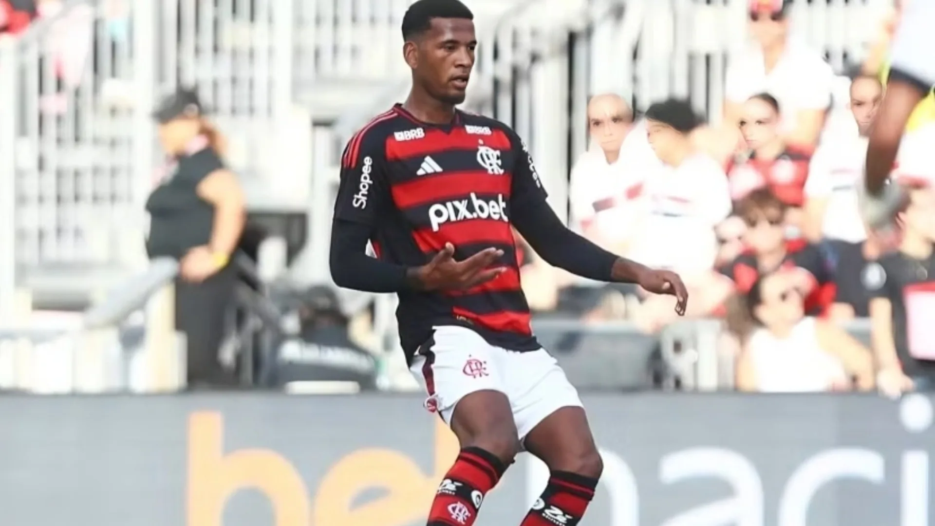 Wolfsburg garante Cleiton: zagueiro do Flamengo assina pré-contrato e deixa o clube em dezembro