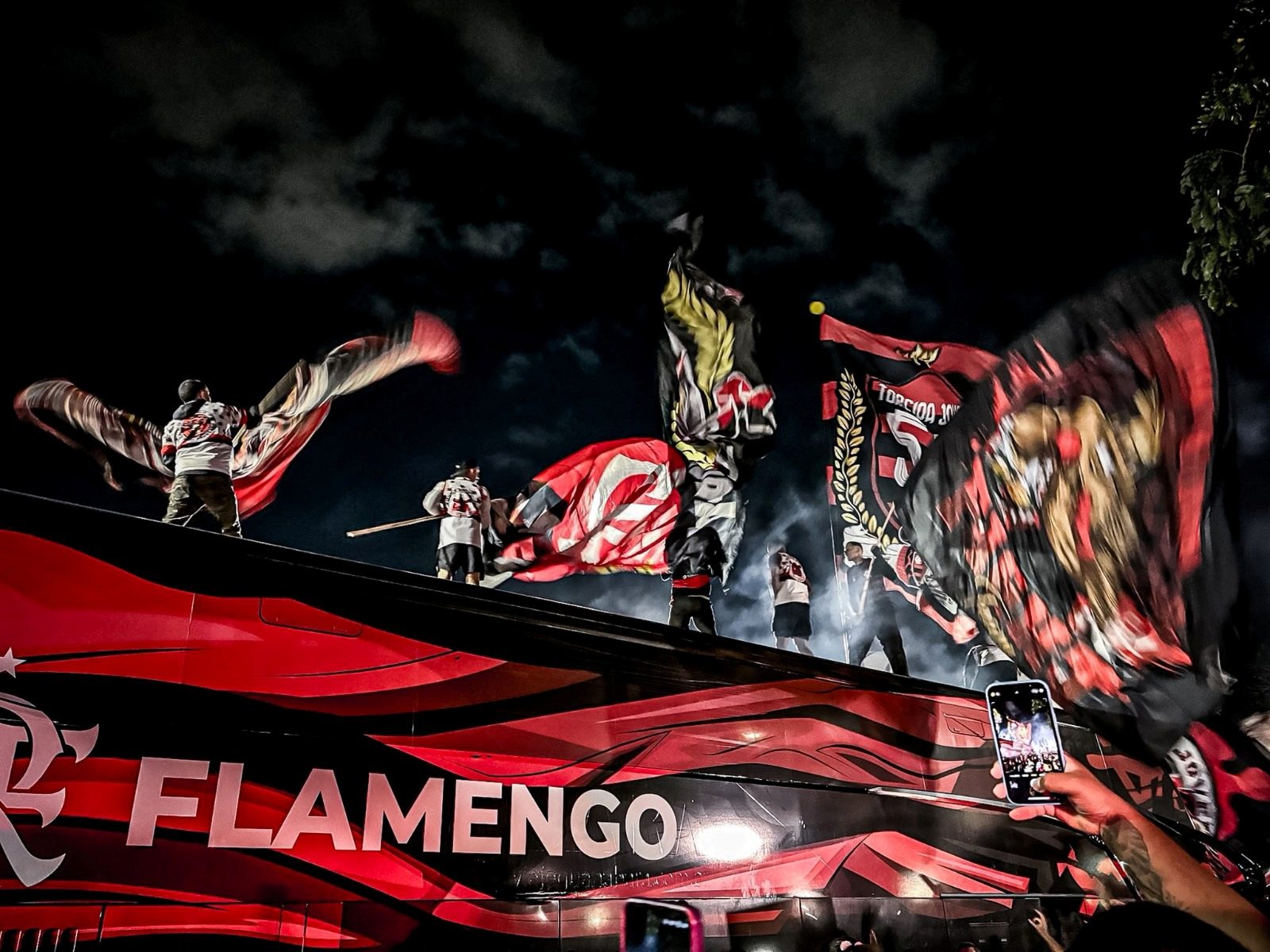 AeroFla em Recife: torcida do Flamengo organiza recepção ao elenco antes de Sport x Flamengo