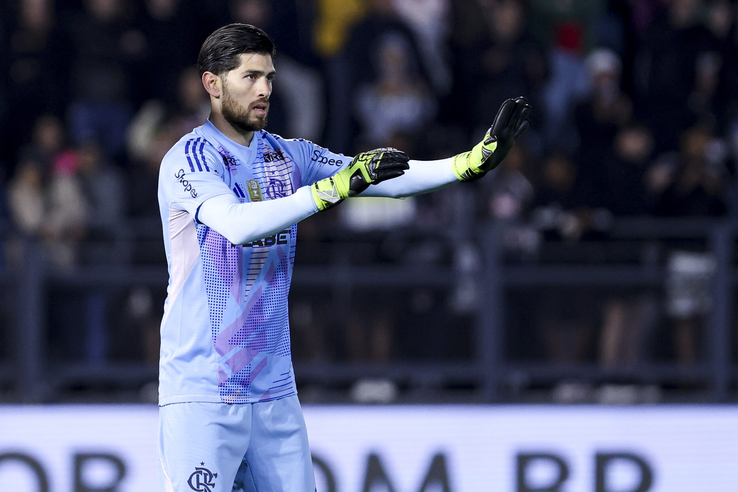 Agustín Rossi e o Flamengo: salário acertado, último impasse é a duração do contrato