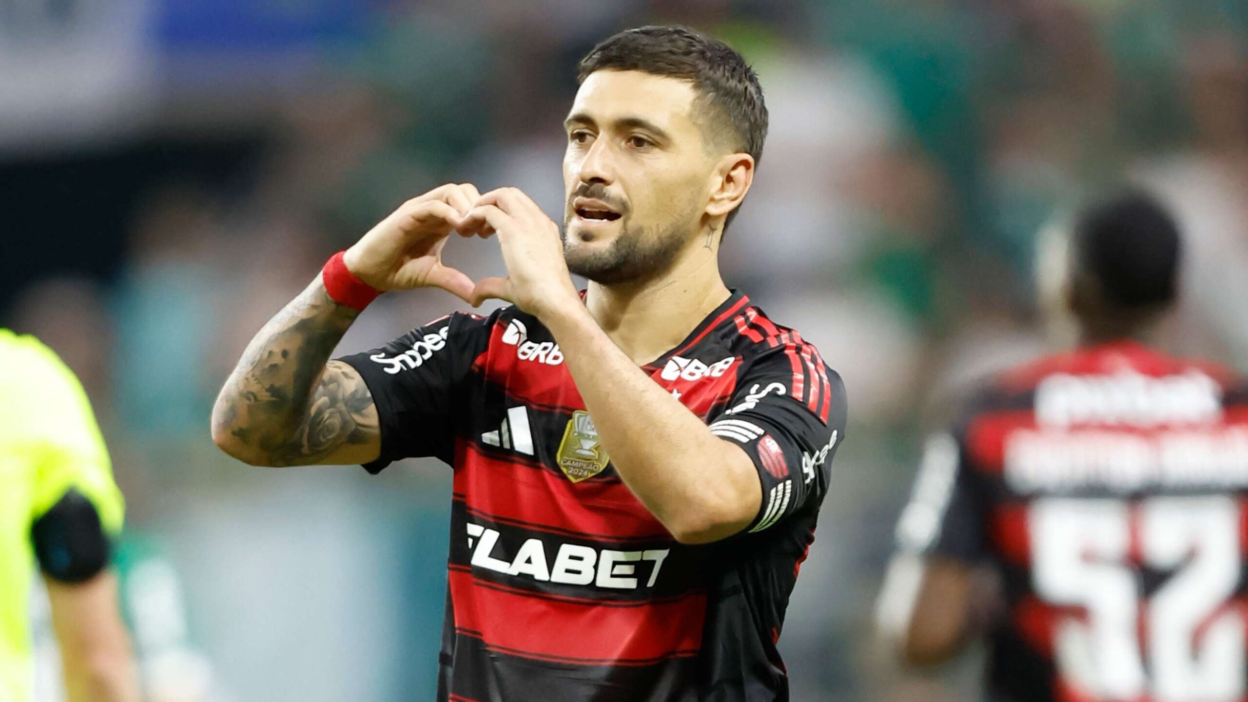 Arrascaeta alcança marca histórica com golaço de falta; Carrascal preocupa e vira monitoramento do clube