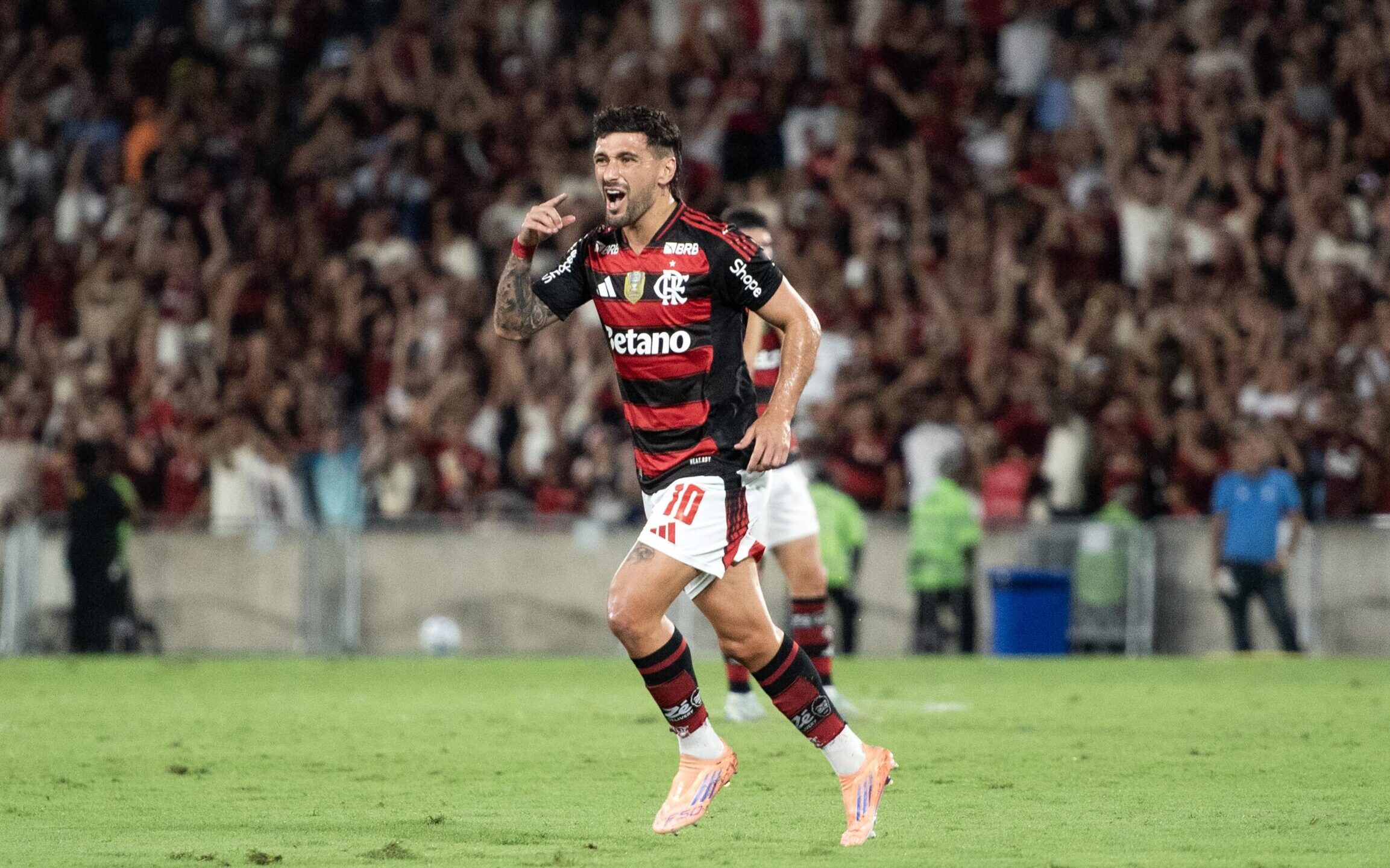 Arrascaeta cobra renovação de Filipe Luís, celebra título e destaca feito inédito de Danilo