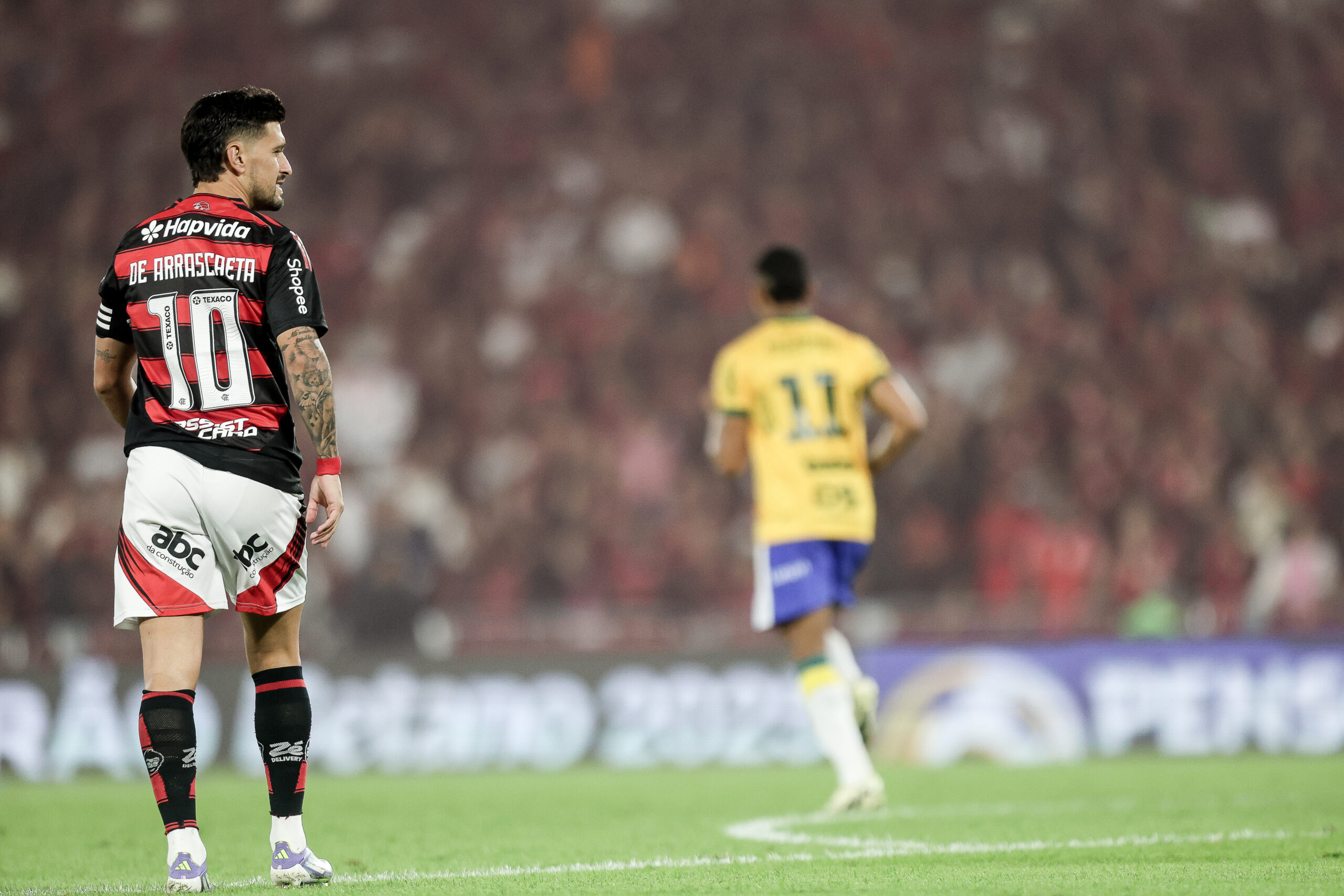 Arrascaeta é homenageado, Léo Pereira surpreende e Carrascal faz golaço; Neymar explode contra árbitro após vitória do Flamengo