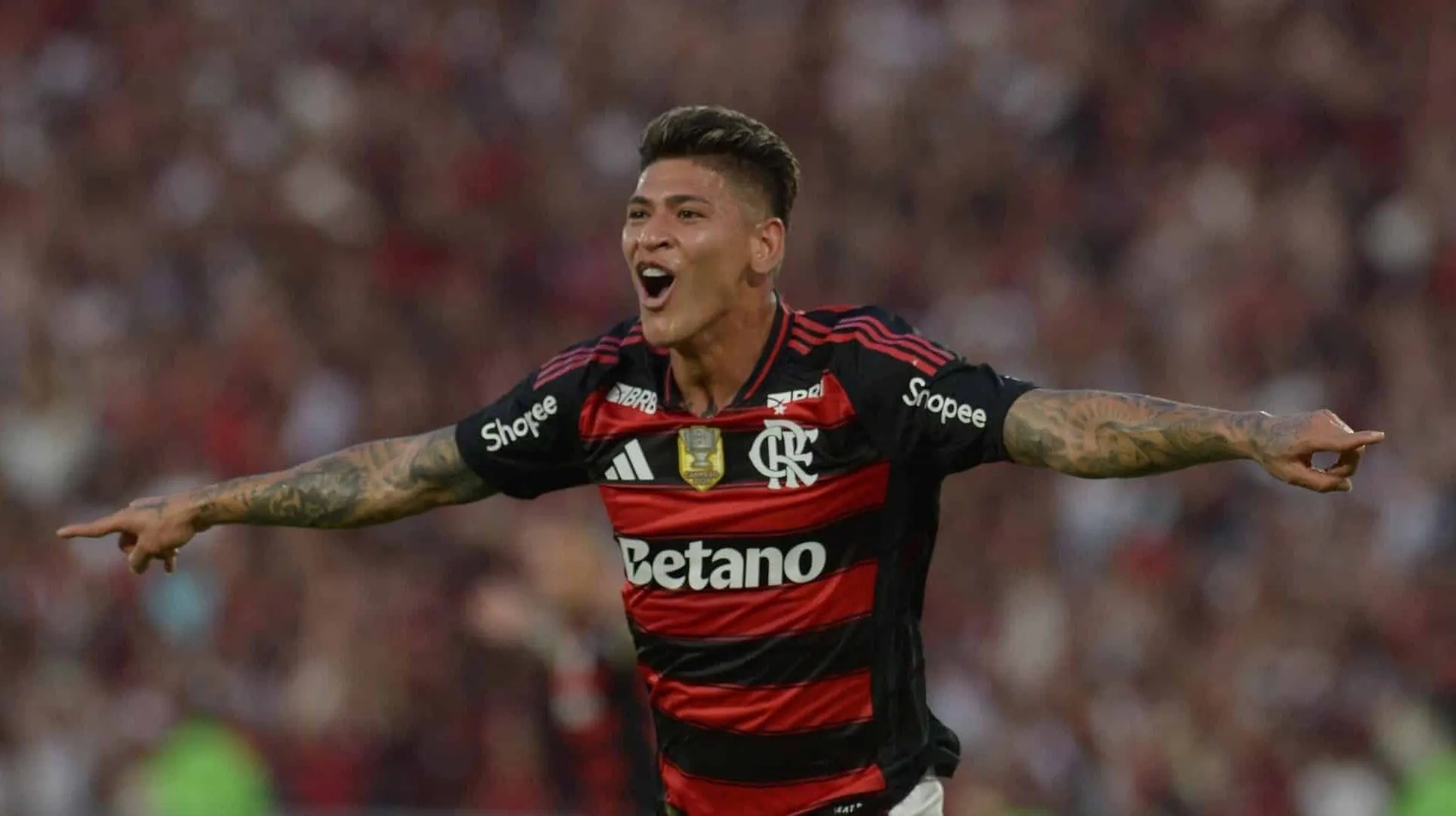 Carrascal brilha com 100% de acerto nos passes pela Colômbia; Arrascaeta não joga e Flamengo observa