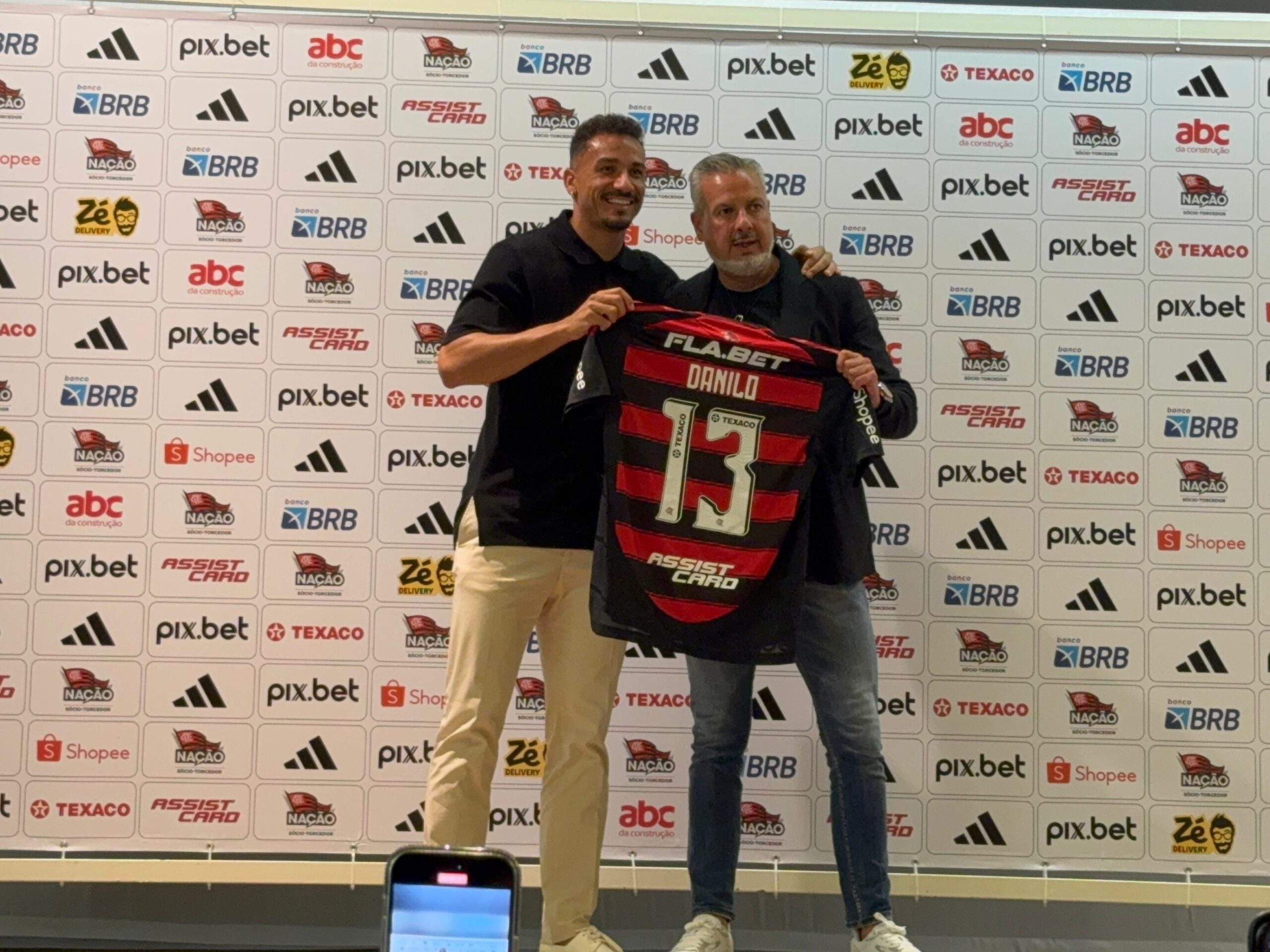 Danilo anuncia aposentadoria para 2026 e elogia mudança de Filipe Luís como treinador do Flamengo