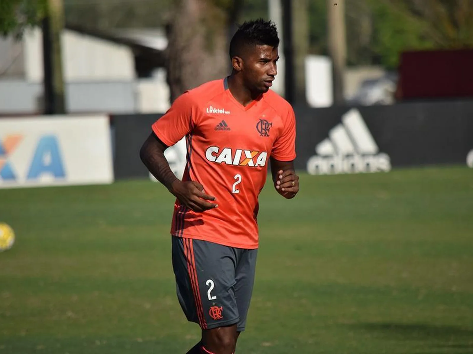 Delegação do Flamengo desembarca em Lima e Rodinei lamenta imprevisto que o impede de assistir à final da Libertadores