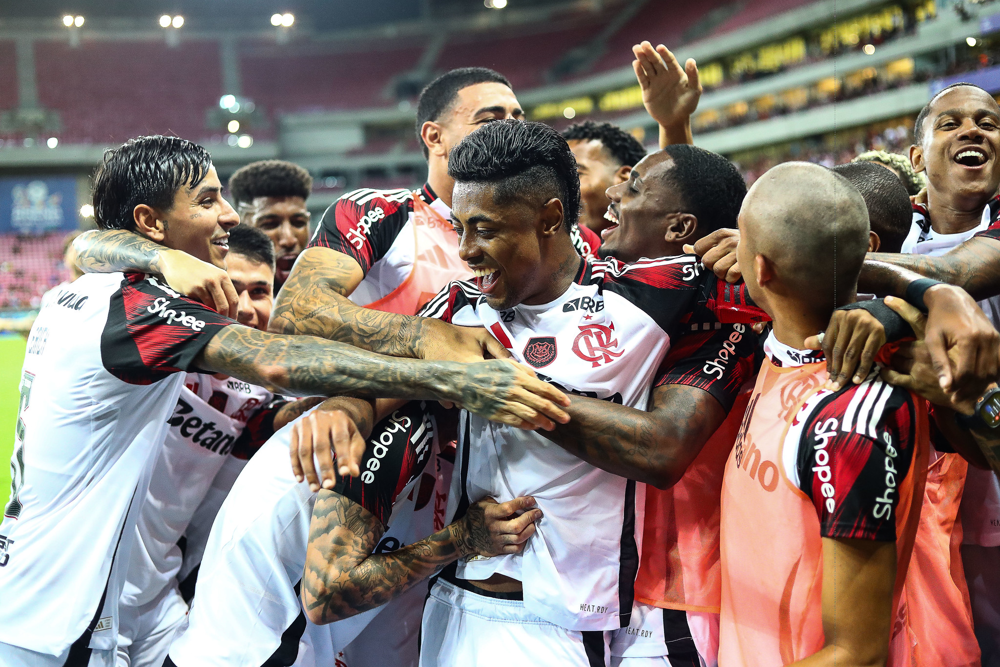 Douglas Telles celebra primeiro gol pelo Flamengo e projeta sequência no profissional
