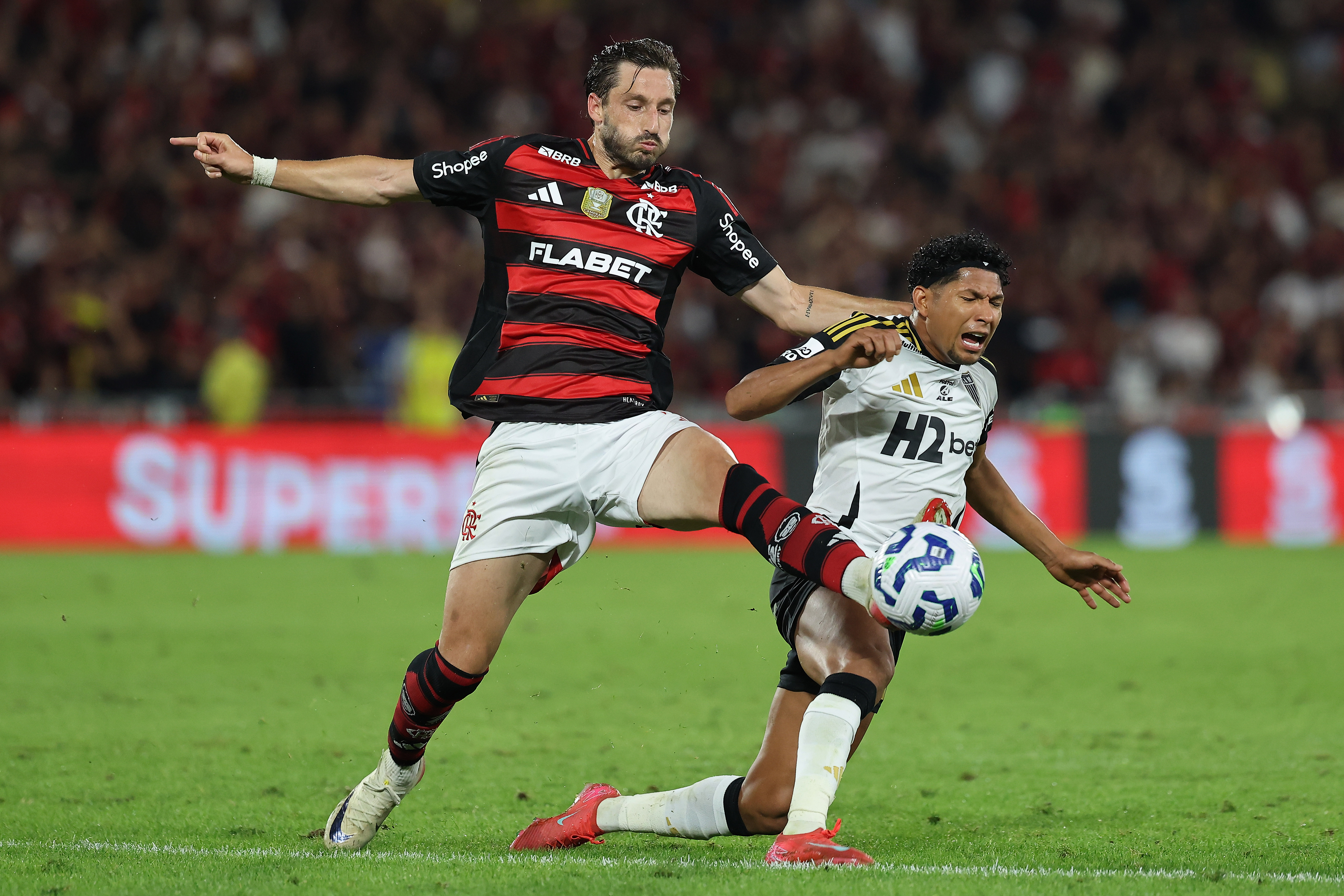 Filipe Luís explica ausência de Viña e garante: "é um jogador em quem confio"