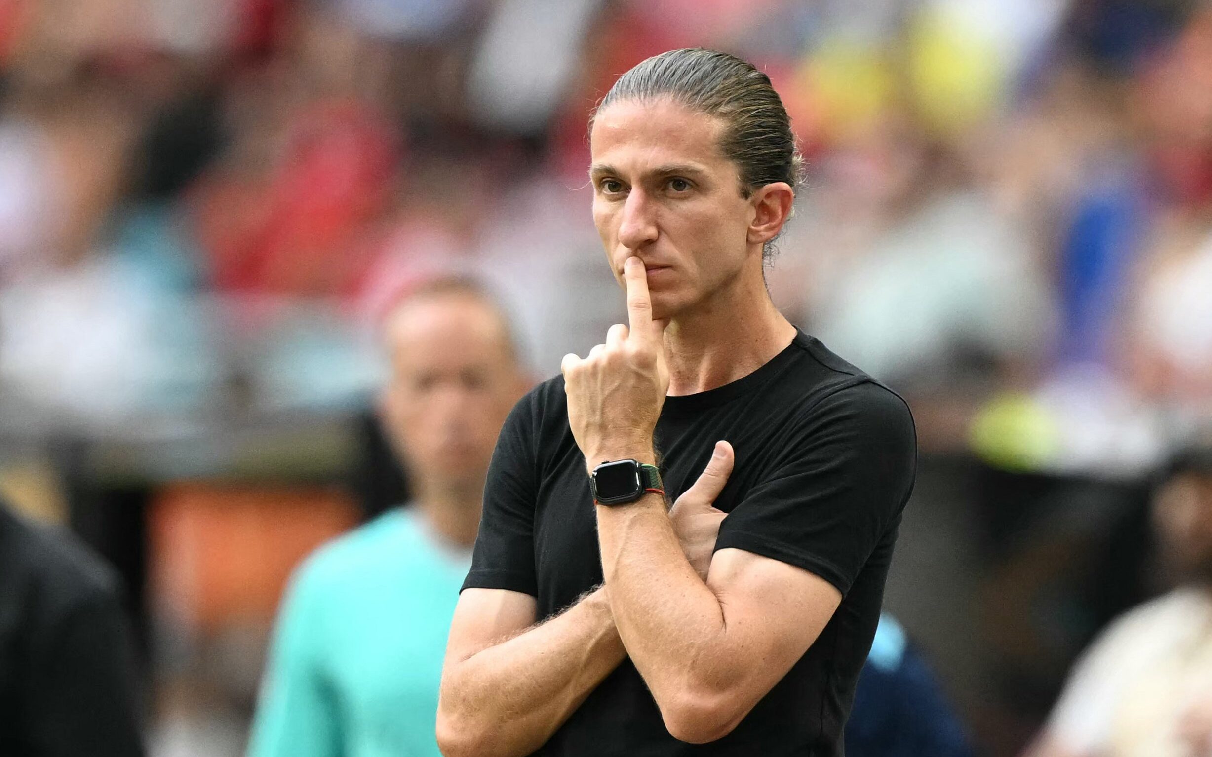 Filipe Luís no Flamengo: clube define futuro do lateral enquanto rival minimiza pressão