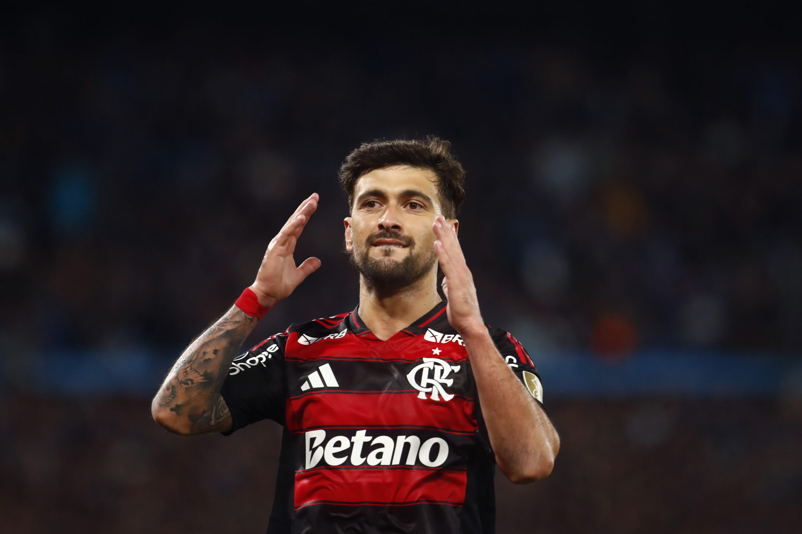 Filipe Luís pressiona por Anderson Talisca; venda de Vinícius Júnior pode render €3 milhões ao Flamengo