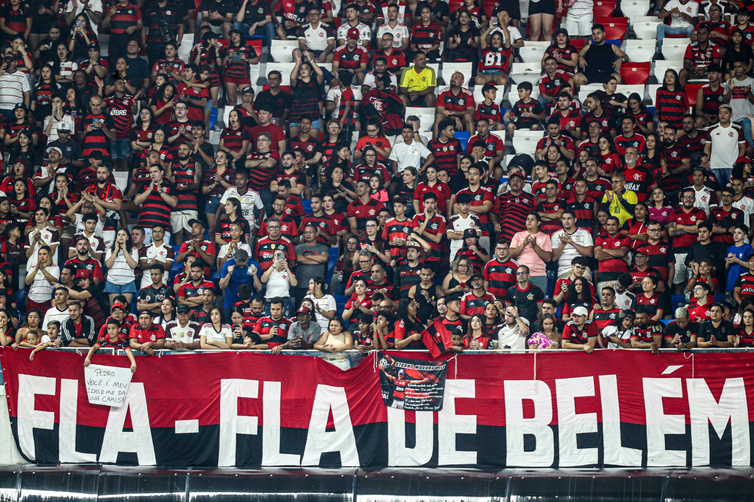 Flamengo chega a Recife entre festa da torcida, crise do Sport e emoção pelos 130 anos