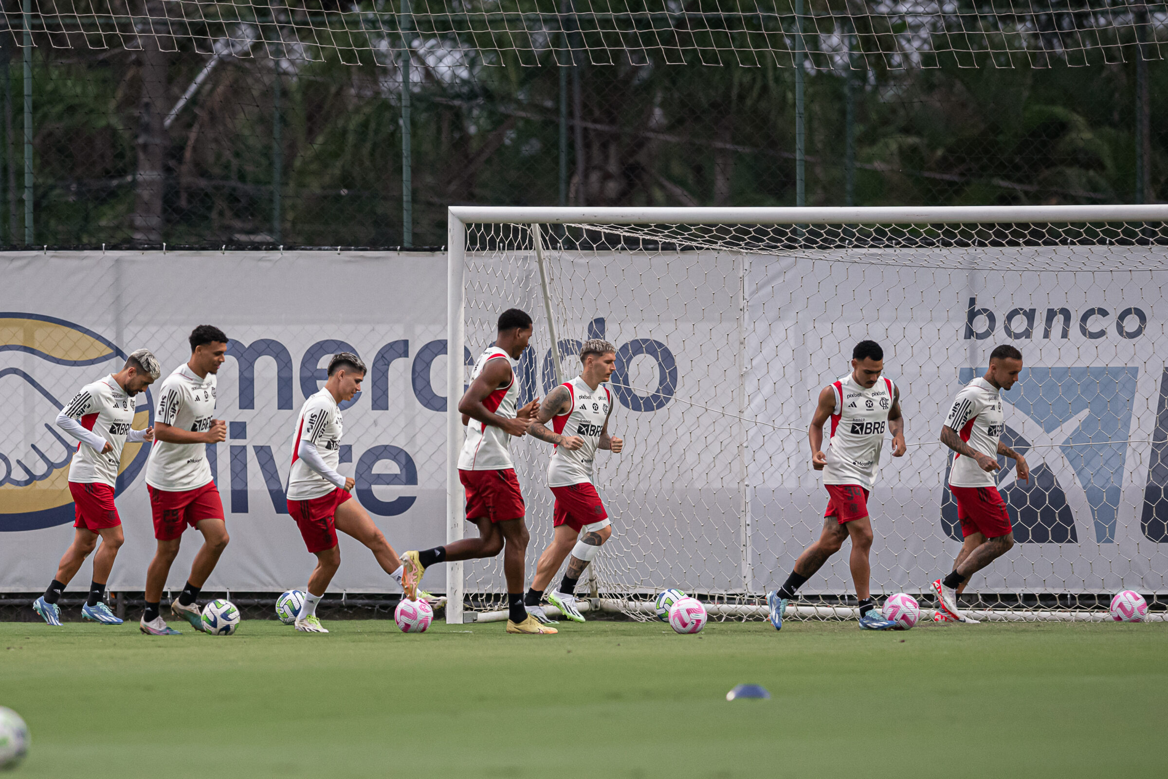 Flamengo pressiona contra grama sintética; Brasileirão 2026 pode obrigar até seis jogos em campo artificial