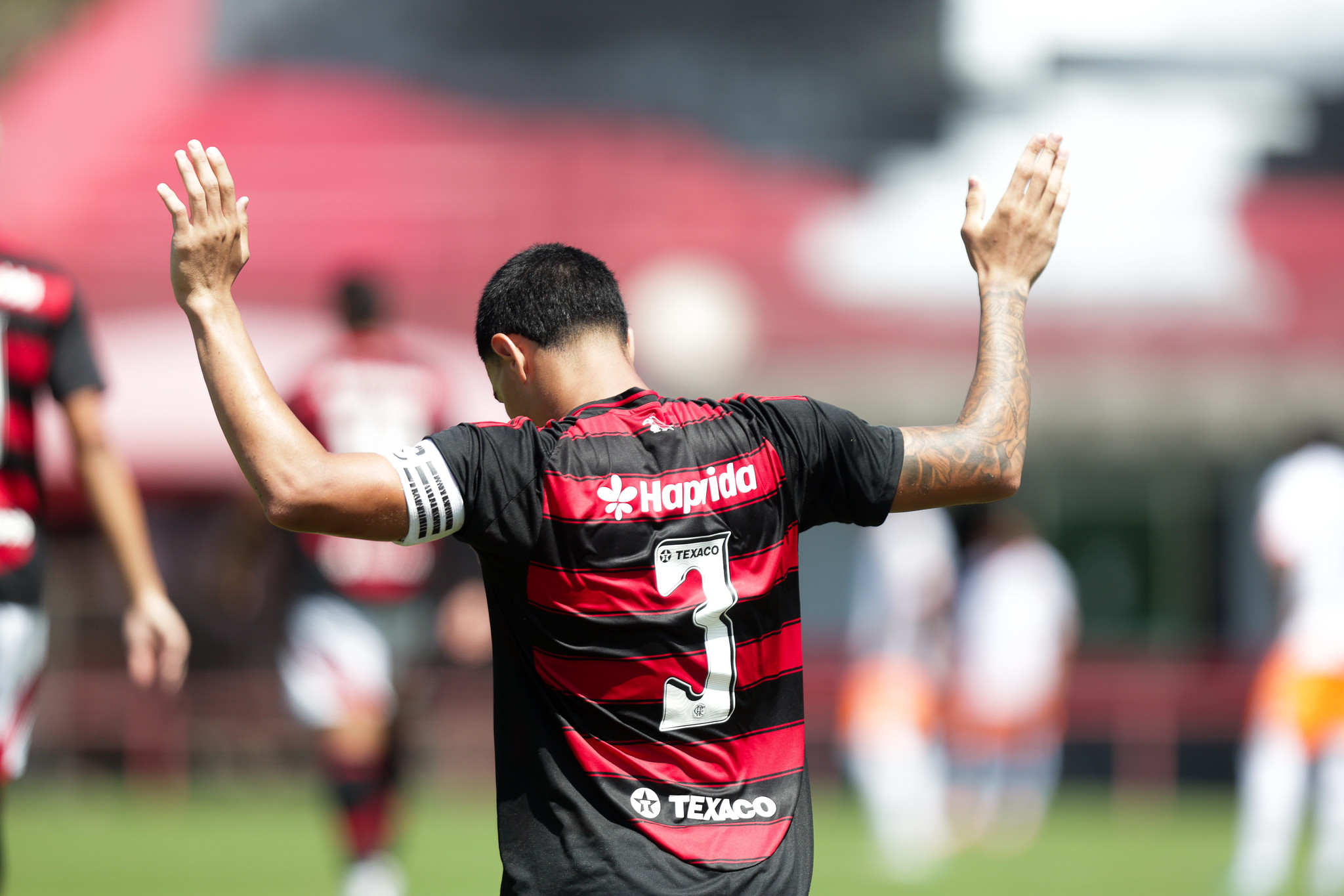 Flamengo x Santos: Filipe Luís insere Iago no profissional, De La Cruz pede folga e Maracanã recebe proposta de R$55 mi