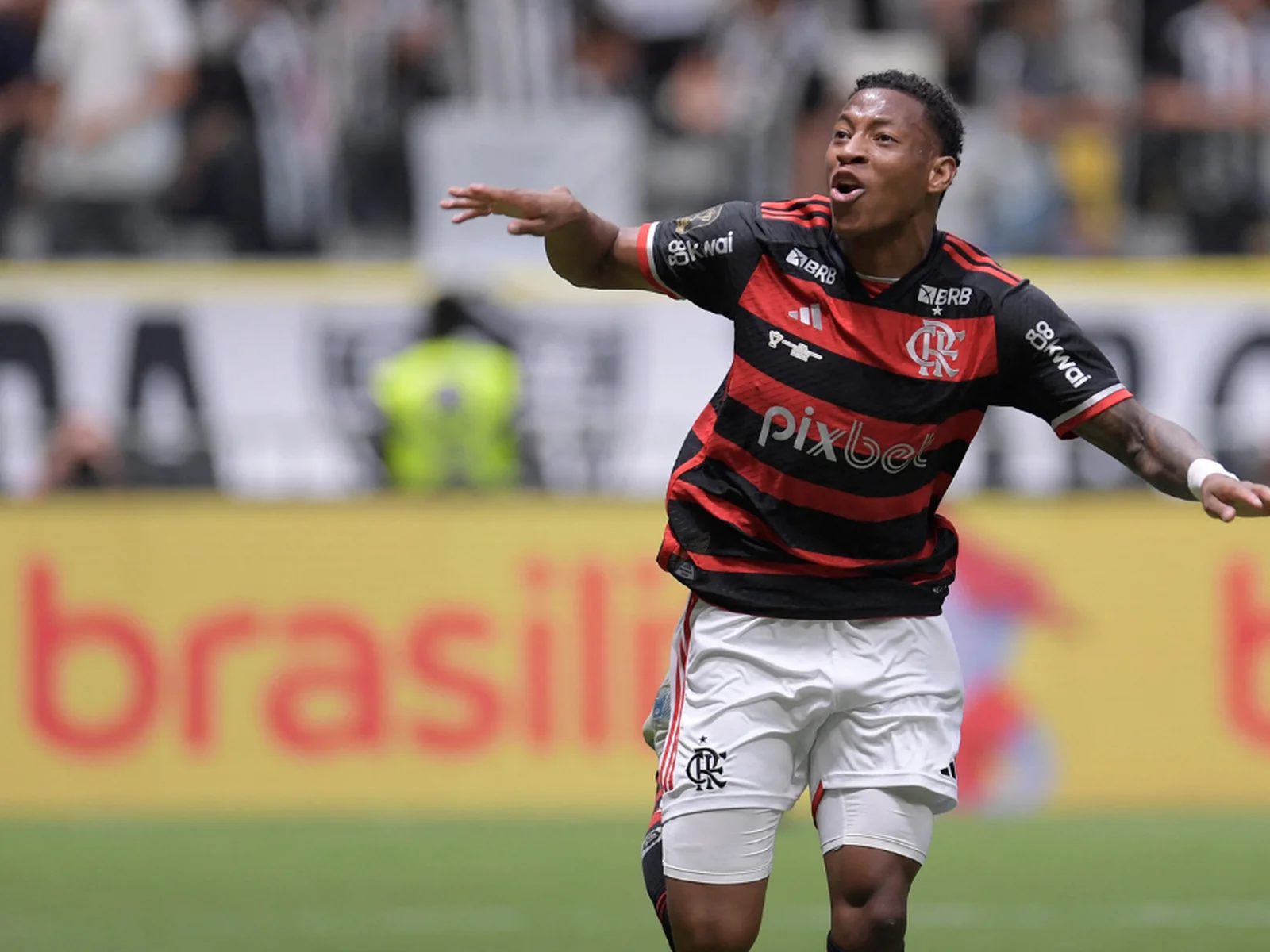 Gonzalo Plata na Barra: imagem em balada reacende cobrança da torcida e preocupa o Flamengo