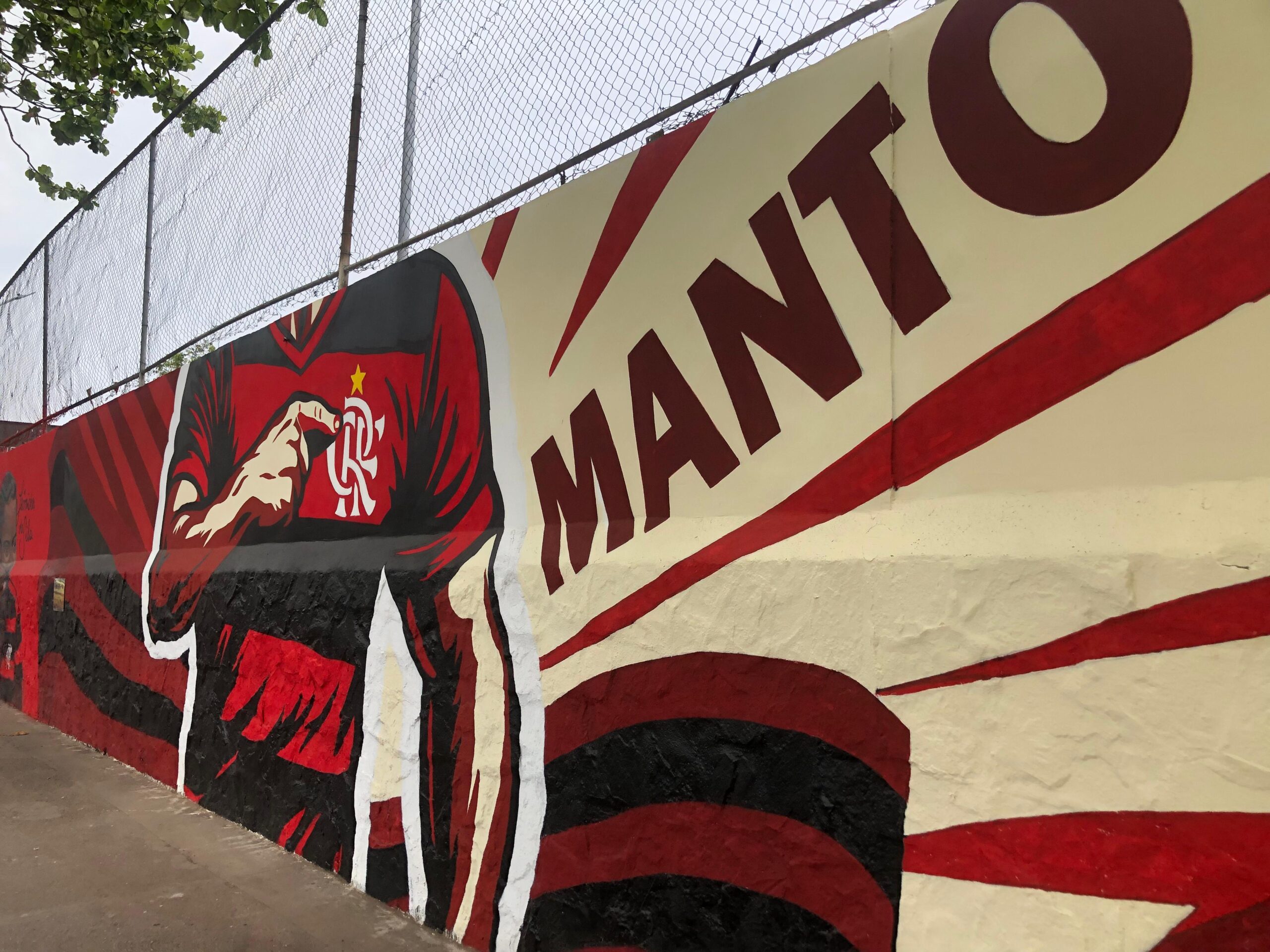 Muros da Gávea: Flamengo inaugura galeria a céu aberto nos 130 anos e transforma 274 m em tributo à Nação