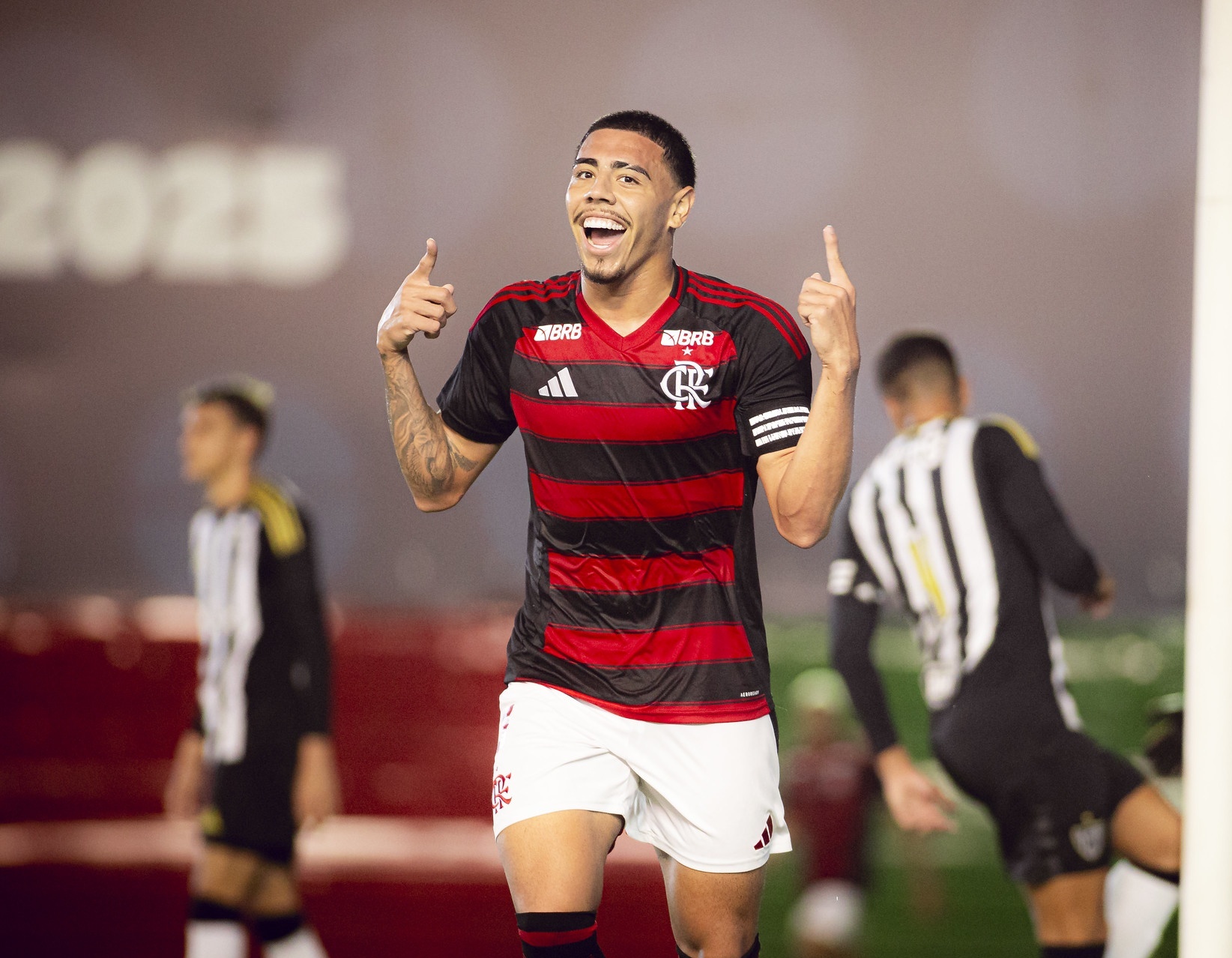 Promessa Iago treina com titulares e entra na briga por vaga no Flamengo contra o Santos