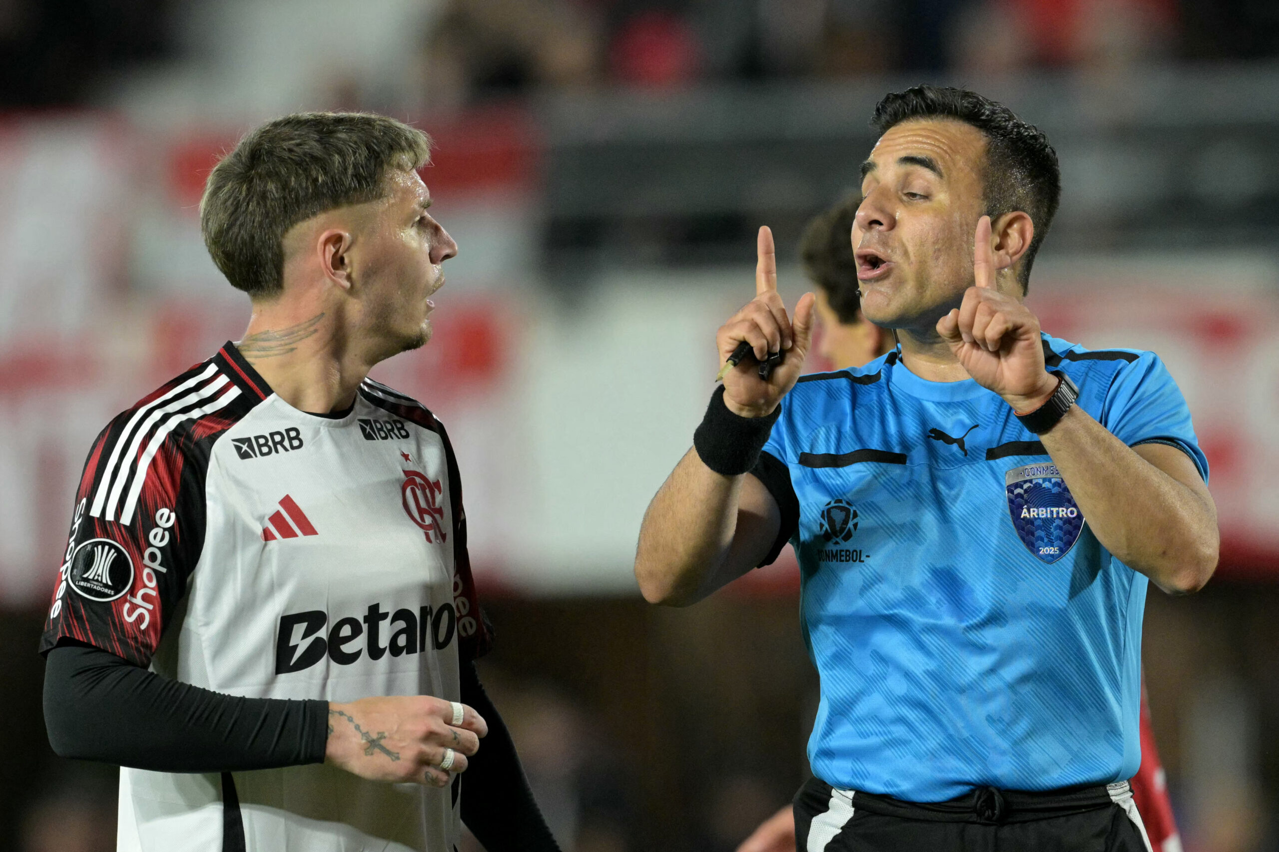 Quatro árbitros na mira da Conmebol para a arbitragem de Flamengo x Palmeiras