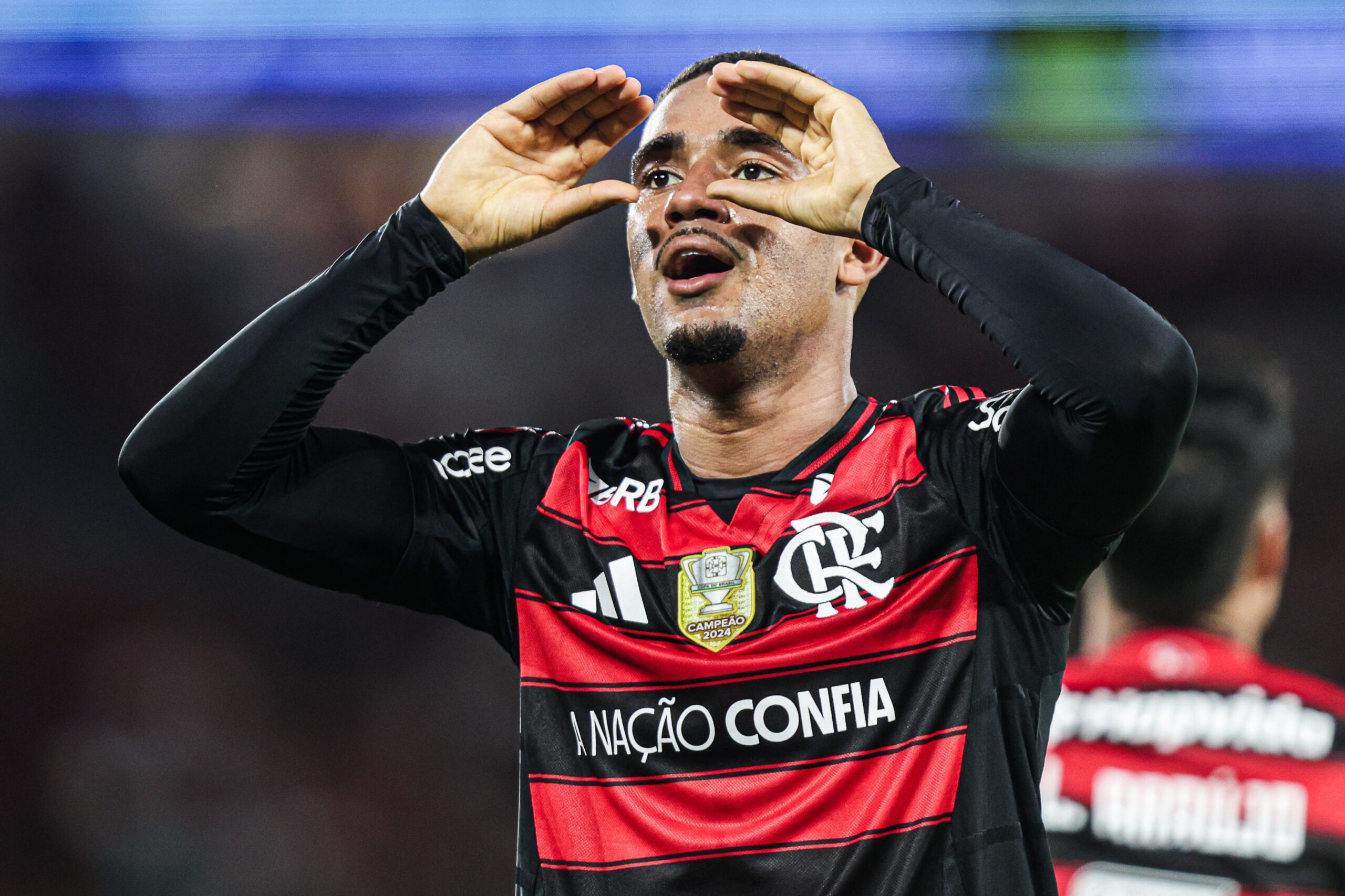 Samuel Lino reencontra o gol, assume privilégio de vestir o manto e impulsiona o Flamengo na briga pelo título