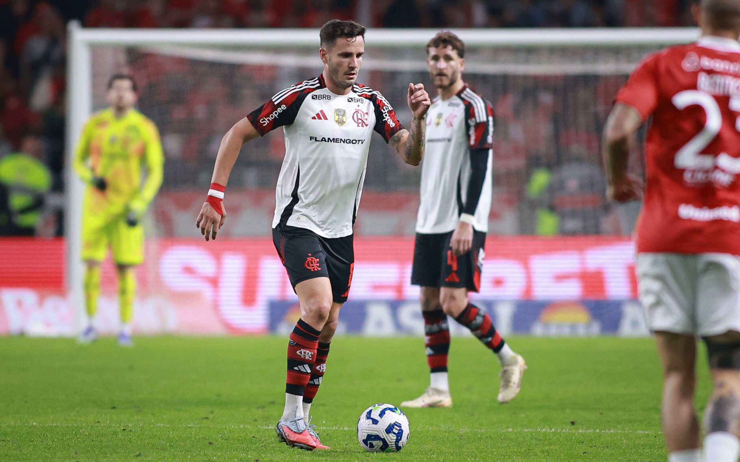 Saúl a um passo de igualar feito de Pablo Marí e a confiança rubro‑negra rumo à final