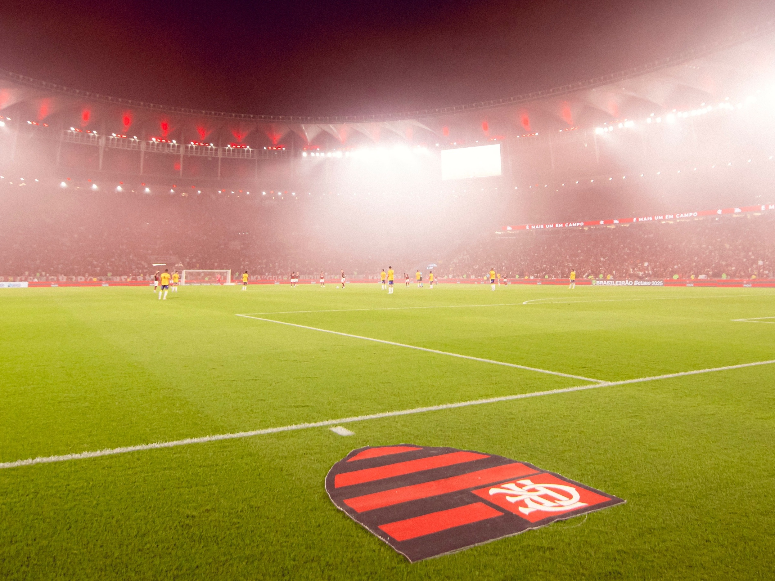 Torcida leva Flamengo ao topo: públicos do Brasileirão 2025 e Filipe Luís persegue legado de Jorge Jesus