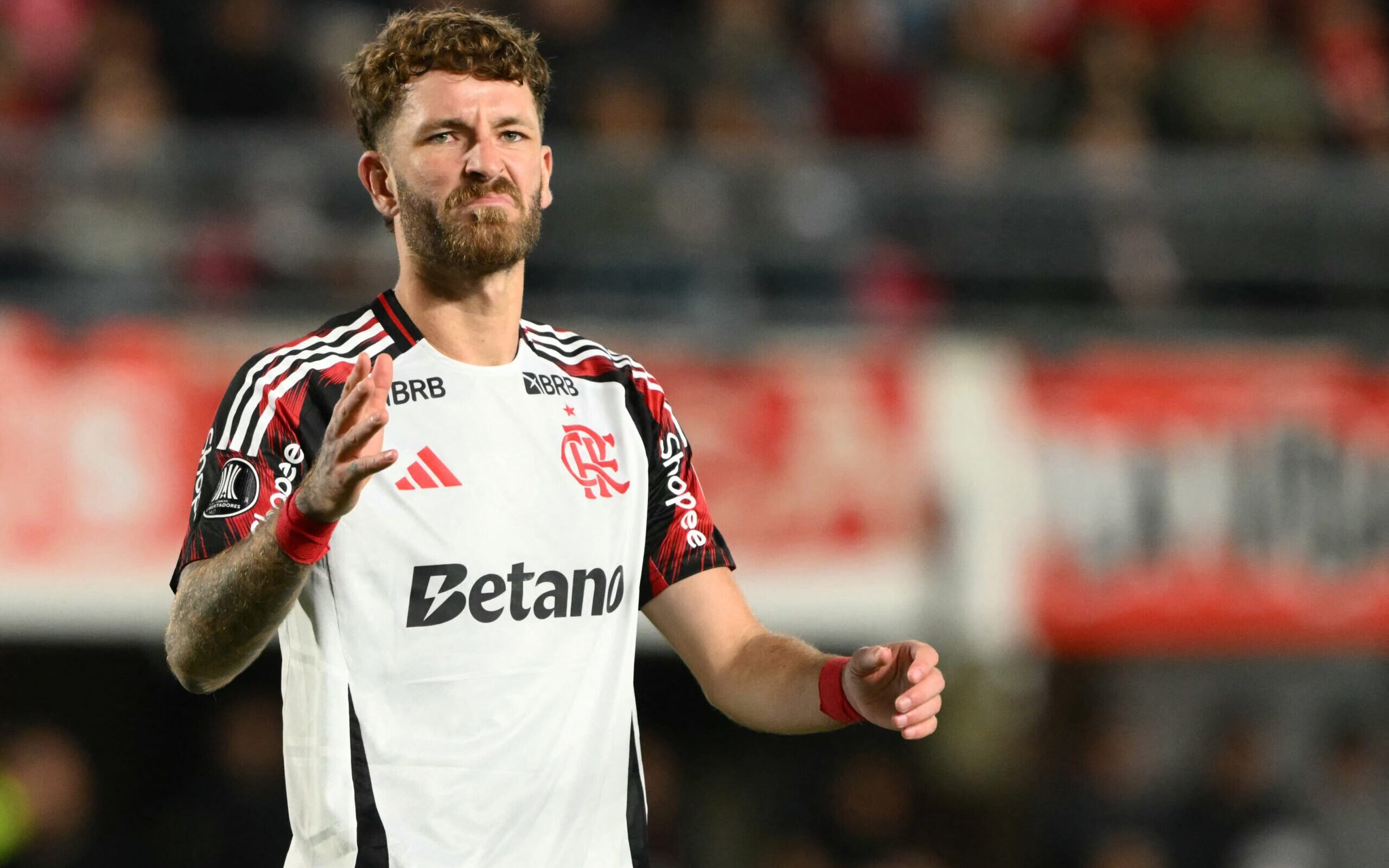 Vitor Roque responde Léo Pereira e esquenta Flamengo x Palmeiras