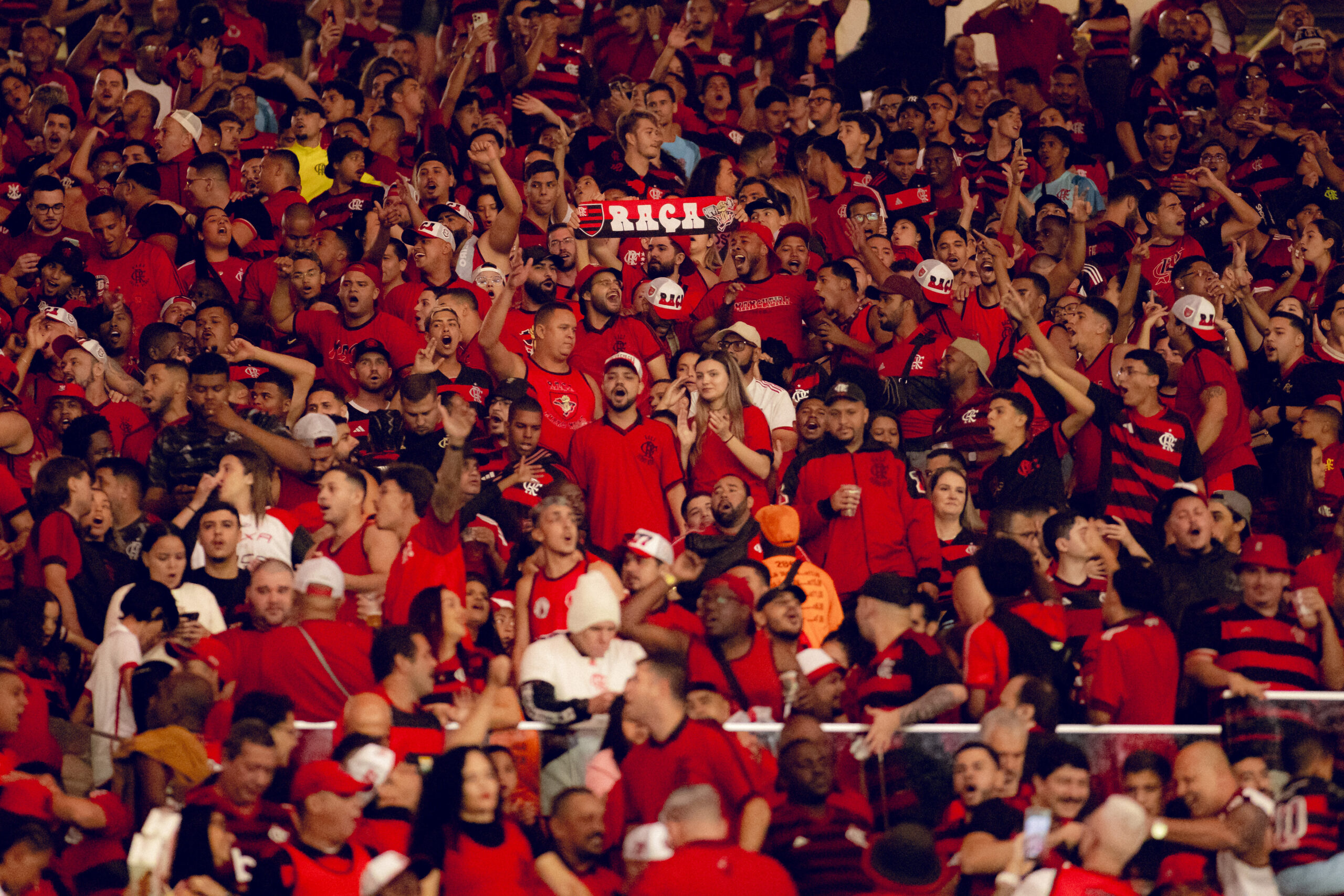Voz da Torcida do Flamengo é homenageada em corrida, no estádio e nas dependências do clube