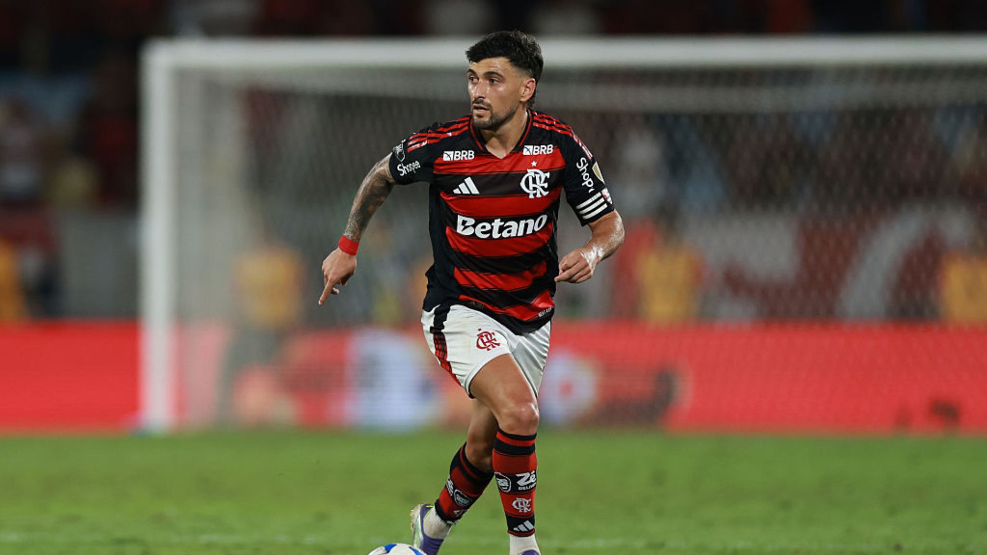 Arrascaeta decide, quebra recorde e leva o Flamengo à semifinal do Intercontinental; Filipe Luís explica decisões