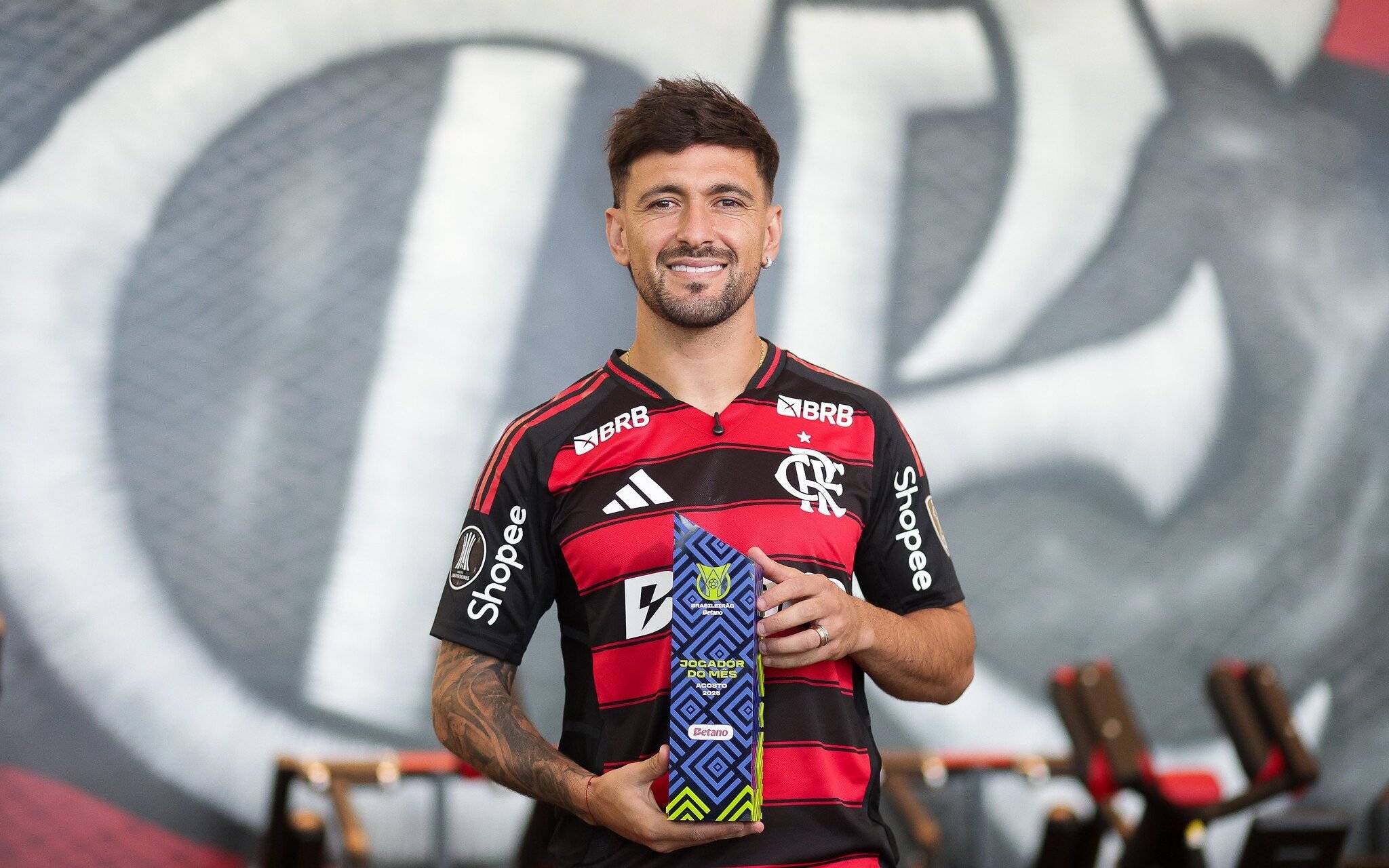 Arrascaeta leva Bola de Ouro, domina finalizações do Brasileirão e o Flamengo viaja confiante para Doha