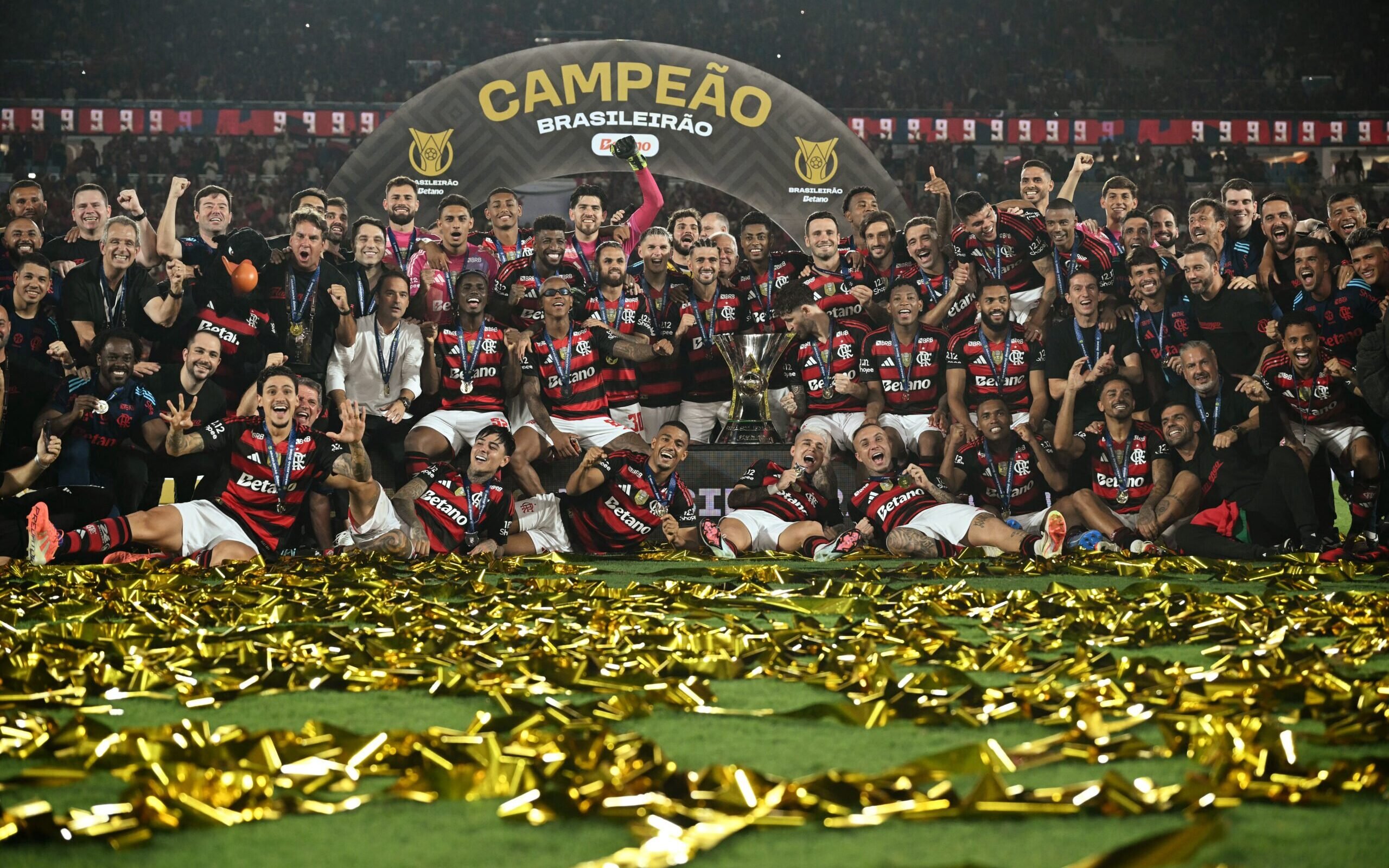 Elenco do Flamengo faz festa na Zona Sul para celebrar Libertadores e Brasileirão