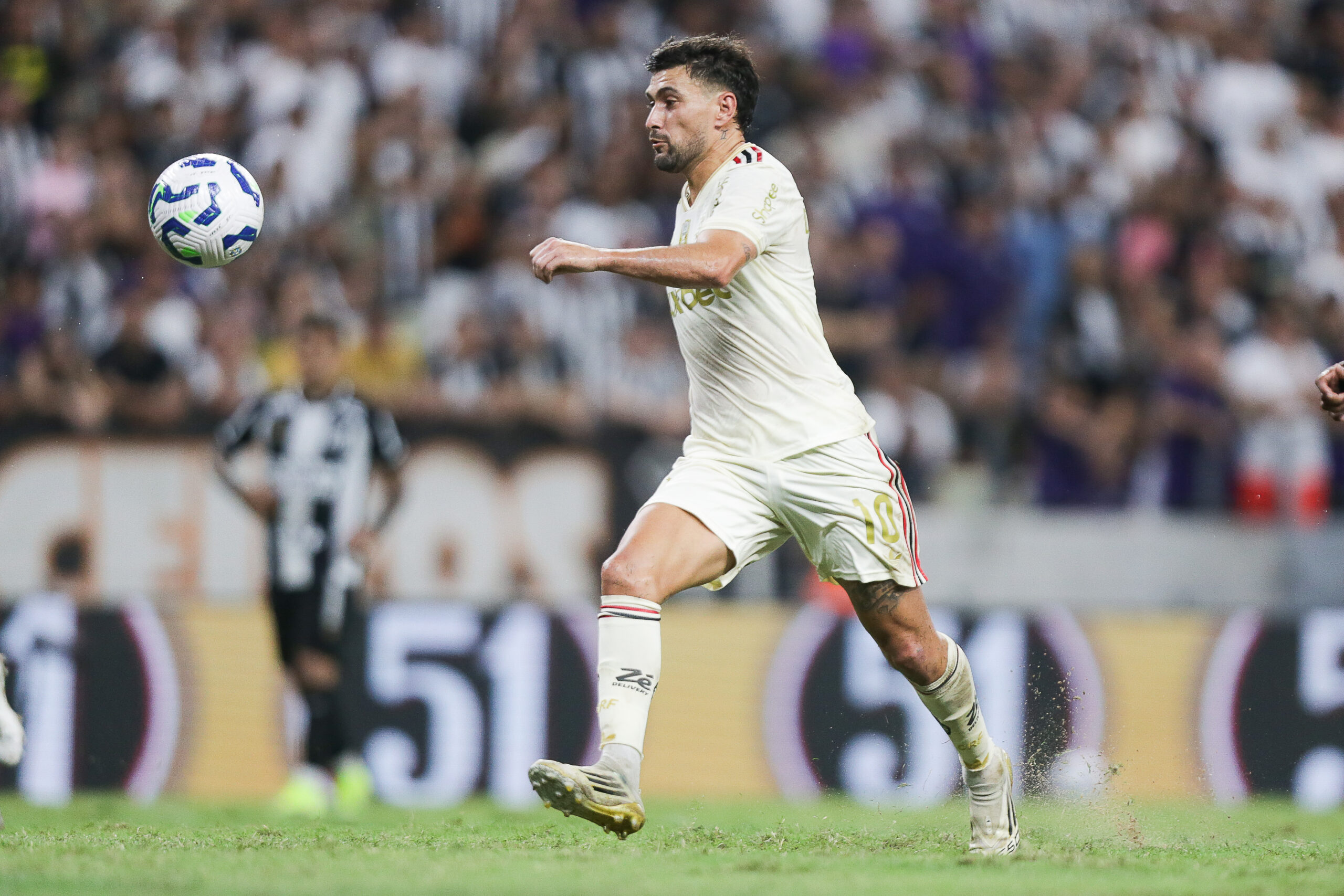 Flamengo assume liderança nas participações em gols do Brasileirão; Arrascaeta brilha, recorde de Gabigol permanece