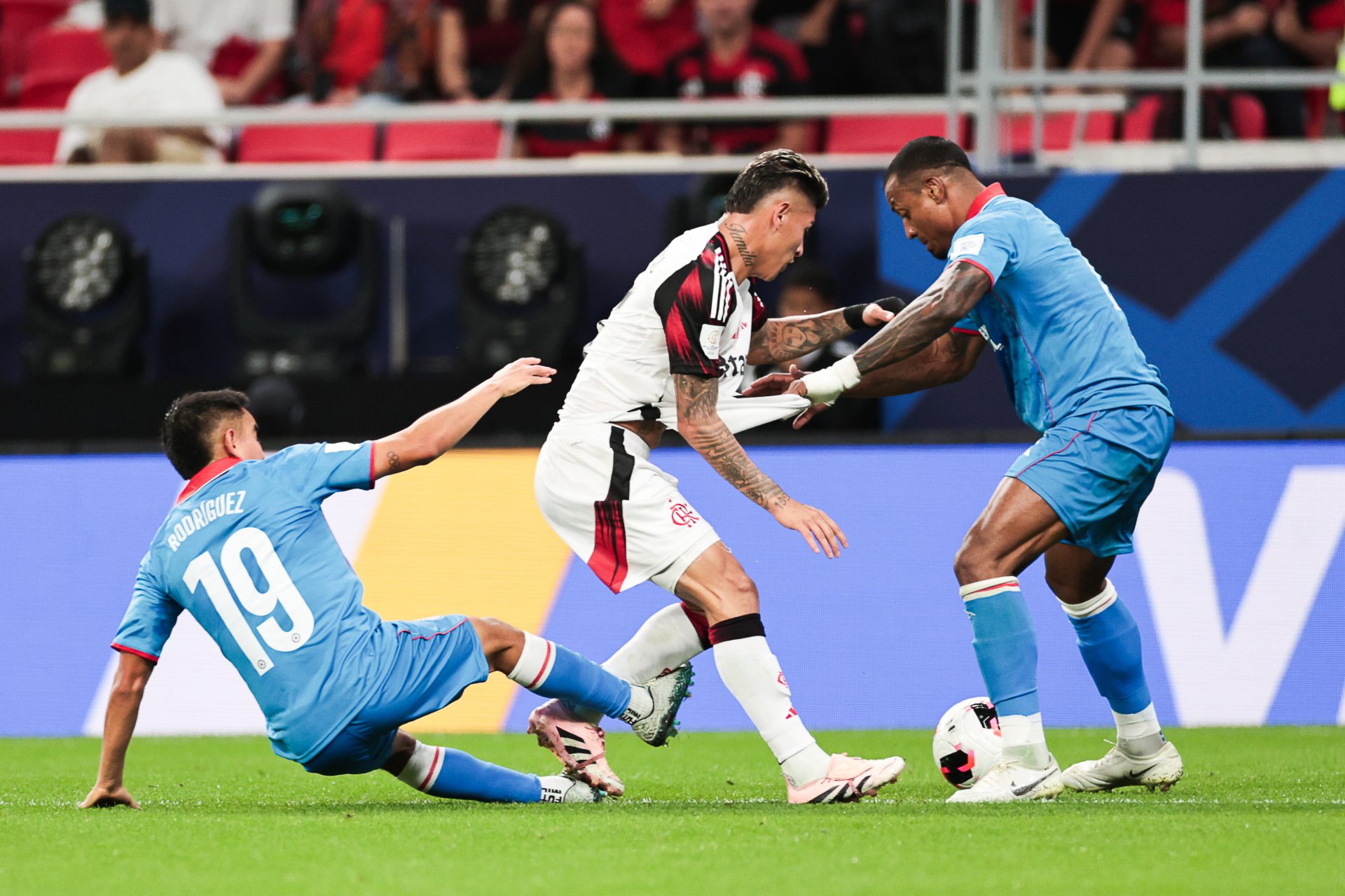 Flamengo brilha na estreia da Copa Intercontinental: Arrascaeta decide, iguala Pedro e partida bate recordes de audiência