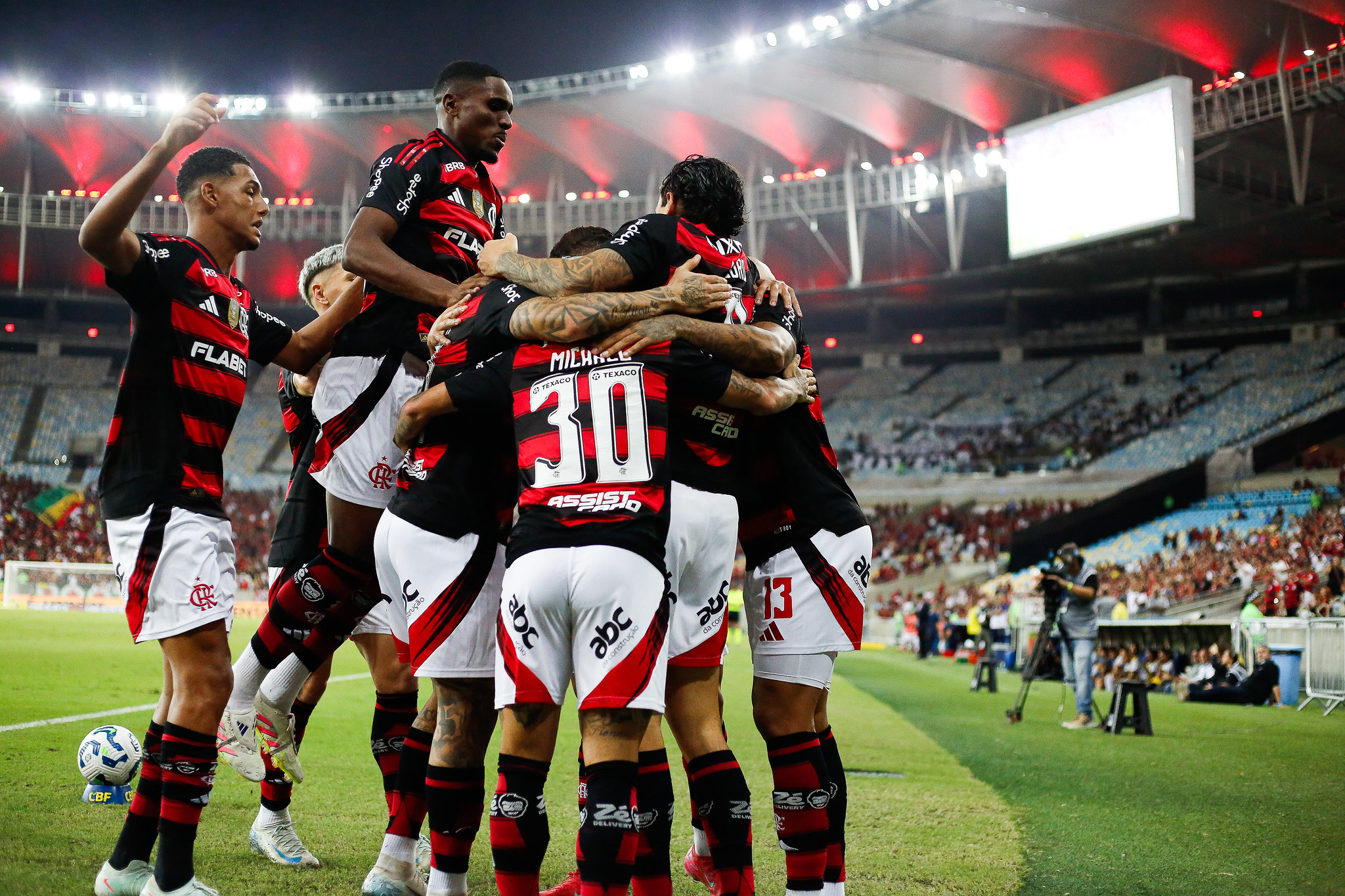 Flamengo esclarece boatos sobre gramado sintético em novo 'Fato ou Fake'