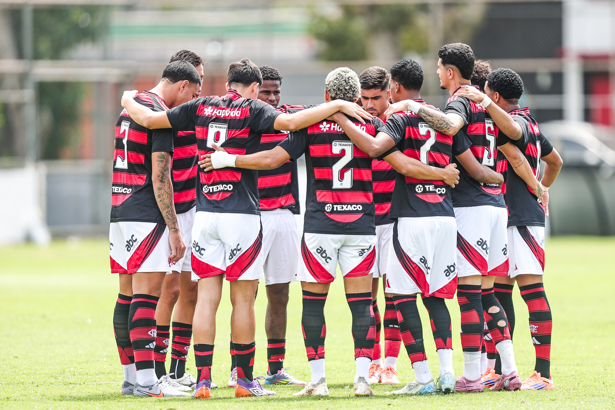 Flamengo leva time de base a Mirassol; quatro jogadores seguem para Doha
