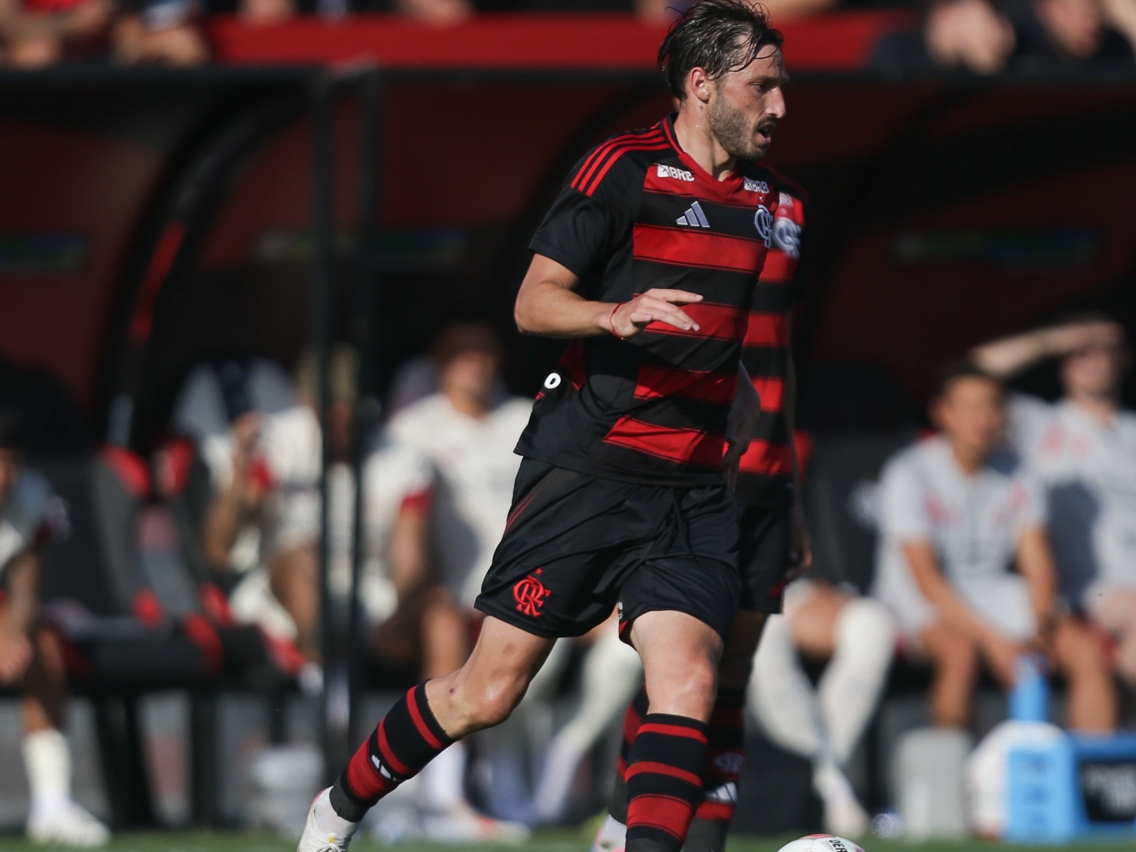 Matías Viña fica de fora da lista do Flamengo para a Copa Intercontinental; pré-temporada será decisiva