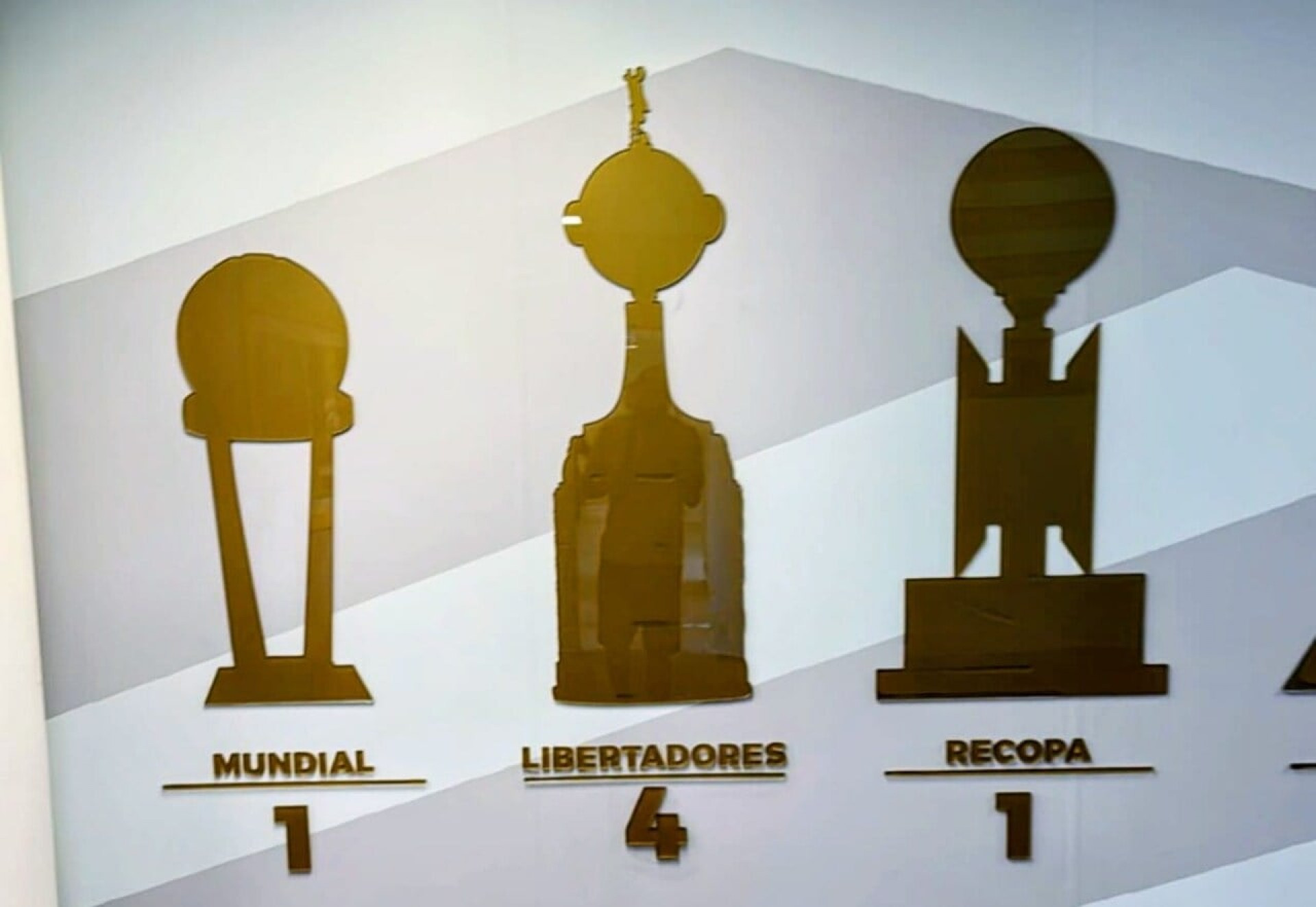 Ninho do Urubu recebe 9º Brasileirão no muro de títulos; Léo Ortiz registra homenagem